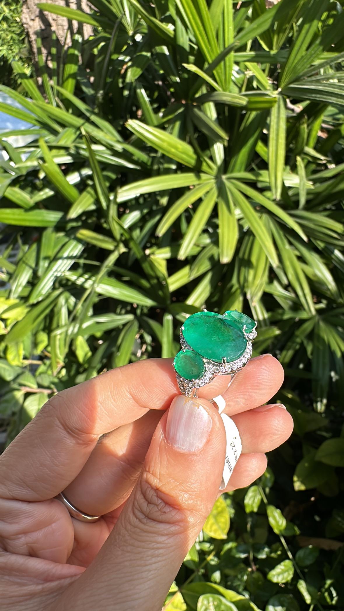 Set in 18K white Gold, 9.13 carats,  Zambian Emerald & Diamonds Engagement Ring In New Condition For Sale In Hong Kong, HK