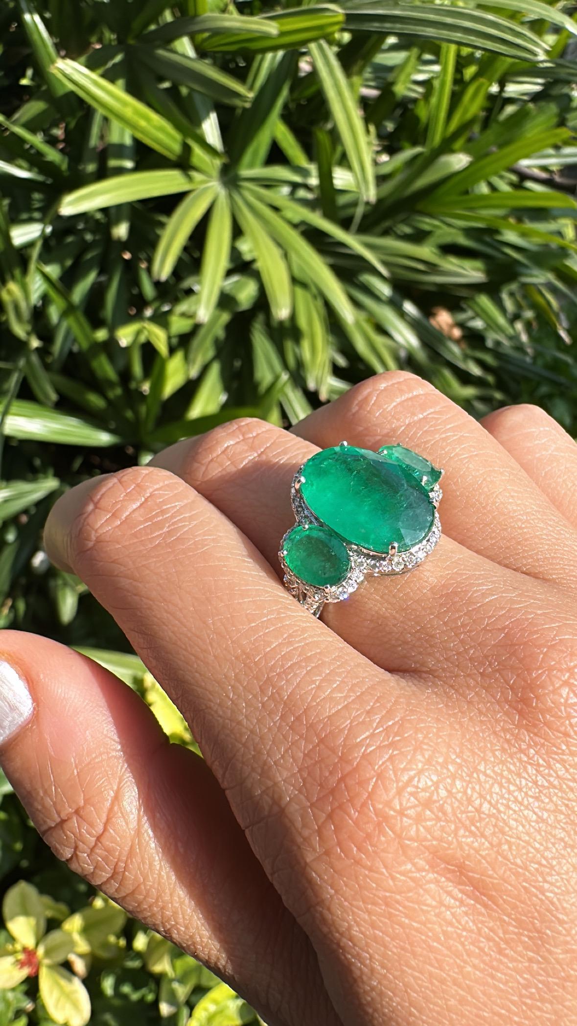Women's or Men's Set in 18K white Gold, 9.13 carats,  Zambian Emerald & Diamonds Engagement Ring For Sale