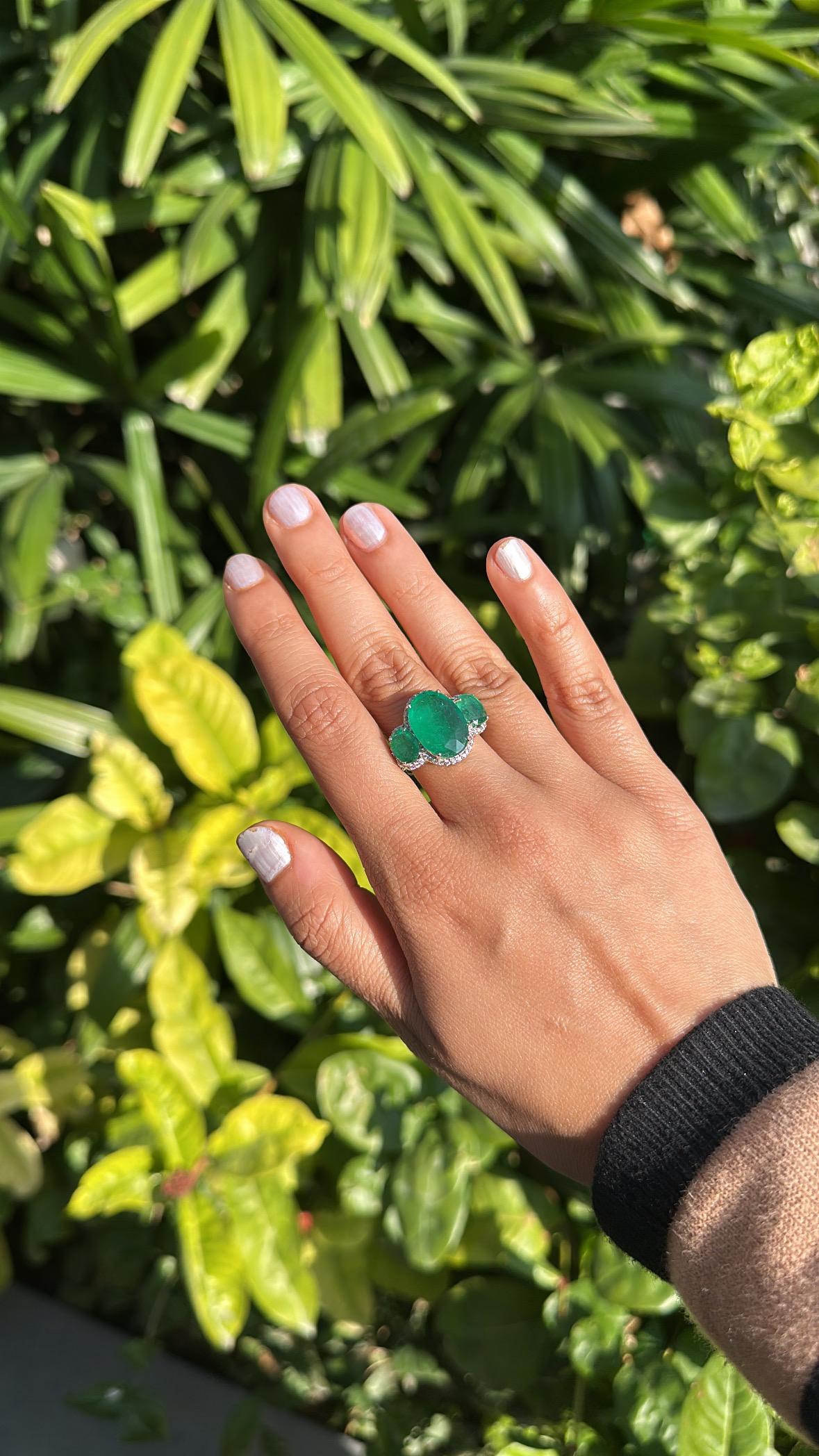 Set in 18K white Gold, 9.13 carats,  Zambian Emerald & Diamonds Engagement Ring For Sale 1