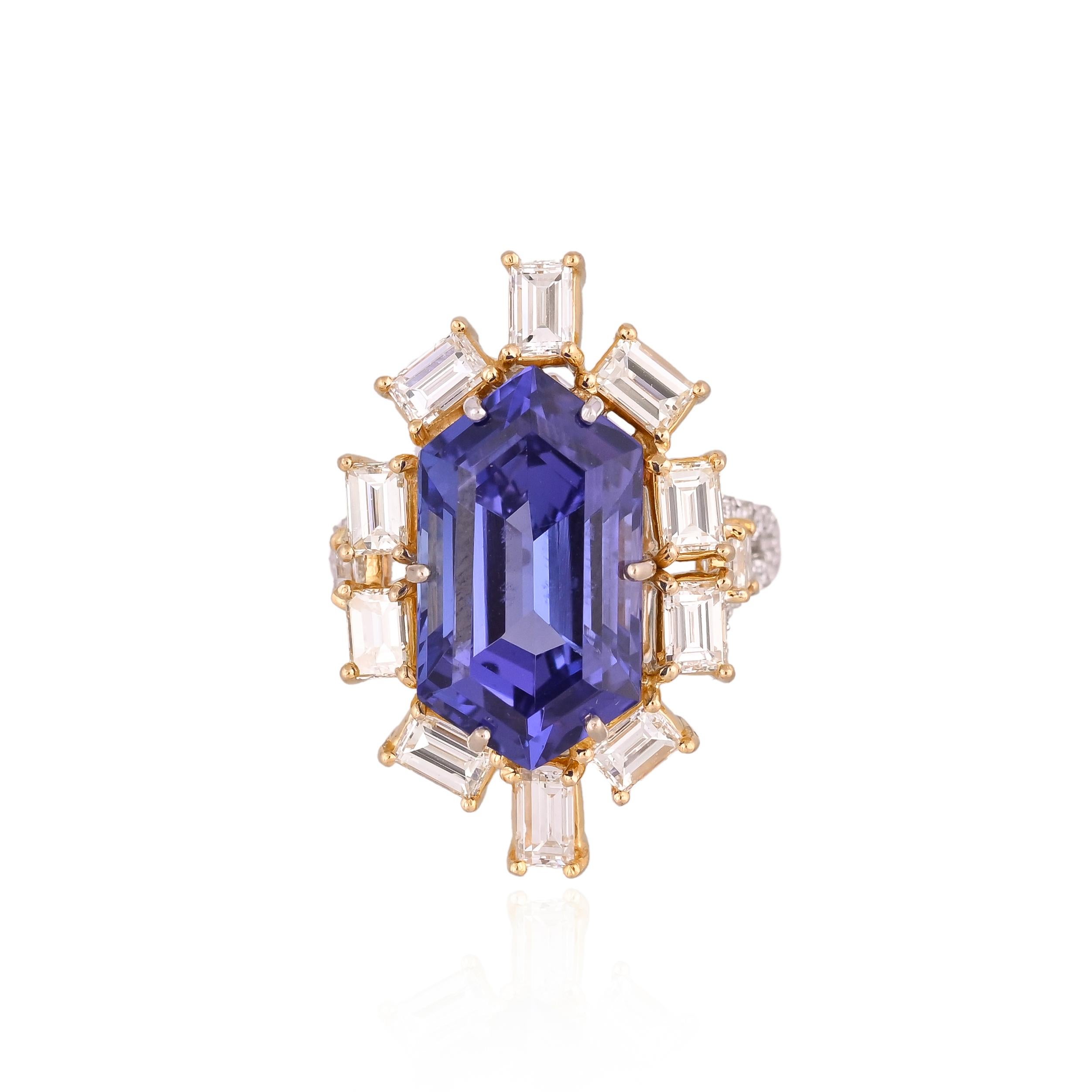 Une très belle bague de fiançailles en or blanc 18 carats et diamants naturels, de style moderne, avec une tanzanite. Le poids de la tanzanite est de 9.33 carats. La tanzanite provient de Tanzanie et est produite de manière responsable. Le poids