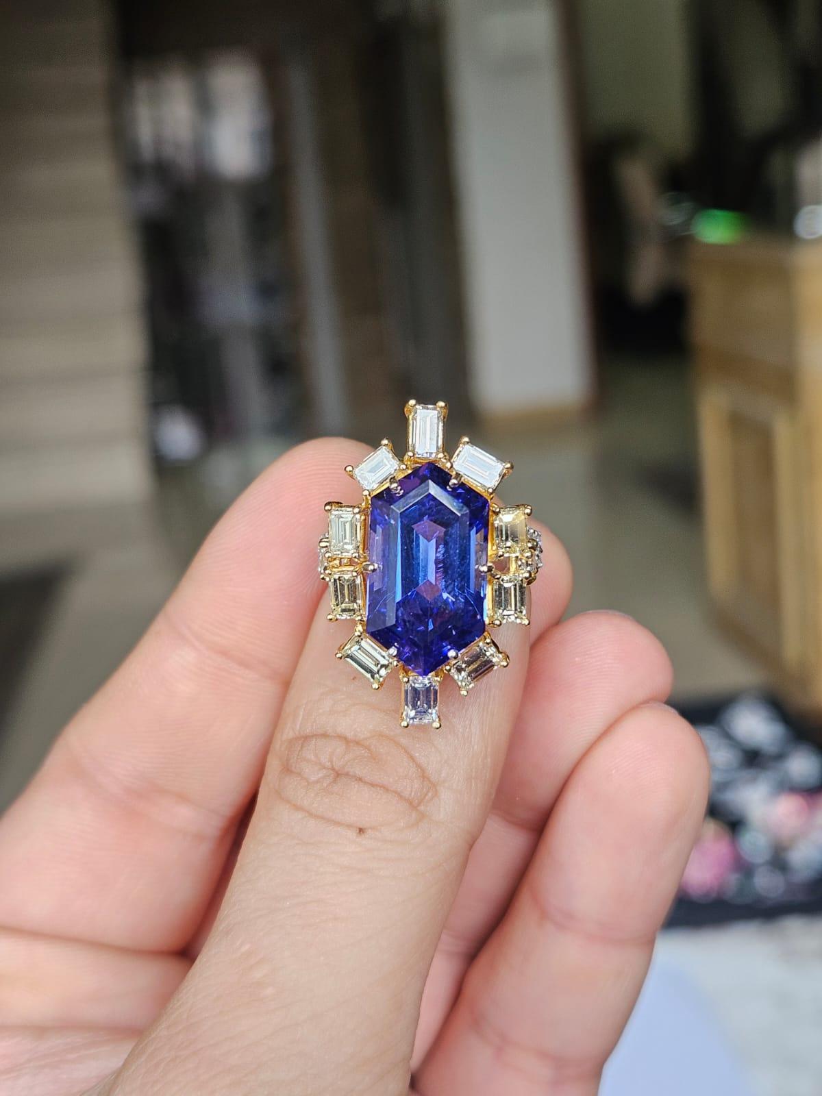 Taille hexagone Bague de fiançailles en or blanc 18 carats, 9,33 carats, Tanzanite et diamants jaunes en vente
