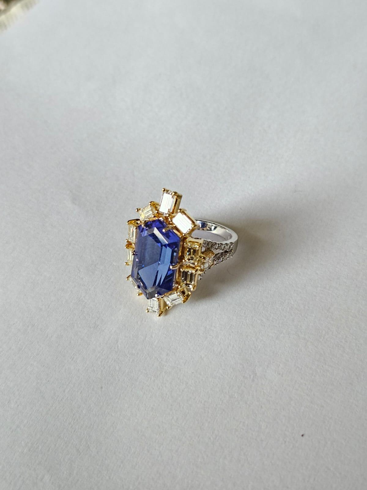 Bague de fiançailles en or blanc 18 carats, 9,33 carats, Tanzanite et diamants jaunes Unisexe en vente