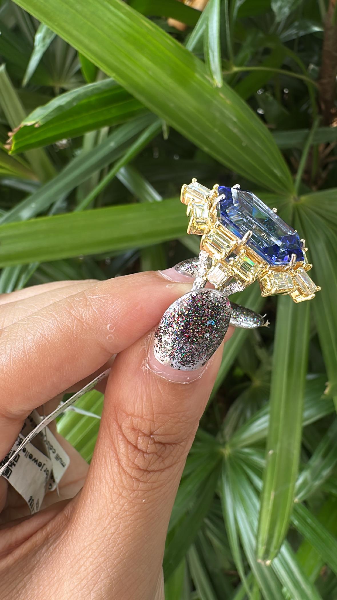 Bague de fiançailles en or blanc 18 carats, 9,33 carats, Tanzanite et diamants jaunes en vente 2