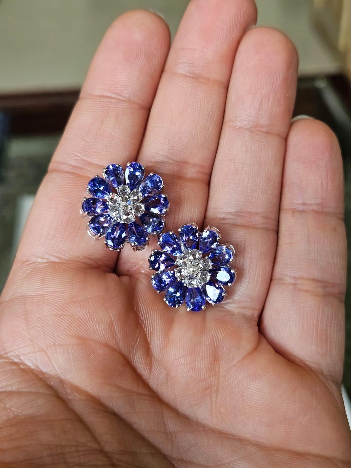 Un très beau et magnifique style moderne, des clous d'oreilles en Tanzanite sertis en or blanc 18 carats et diamants naturels. Le poids des tanzanites est de 9.50 carats. Les tanzanites proviennent de Tanzanie. Le poids des diamants taillés en rose