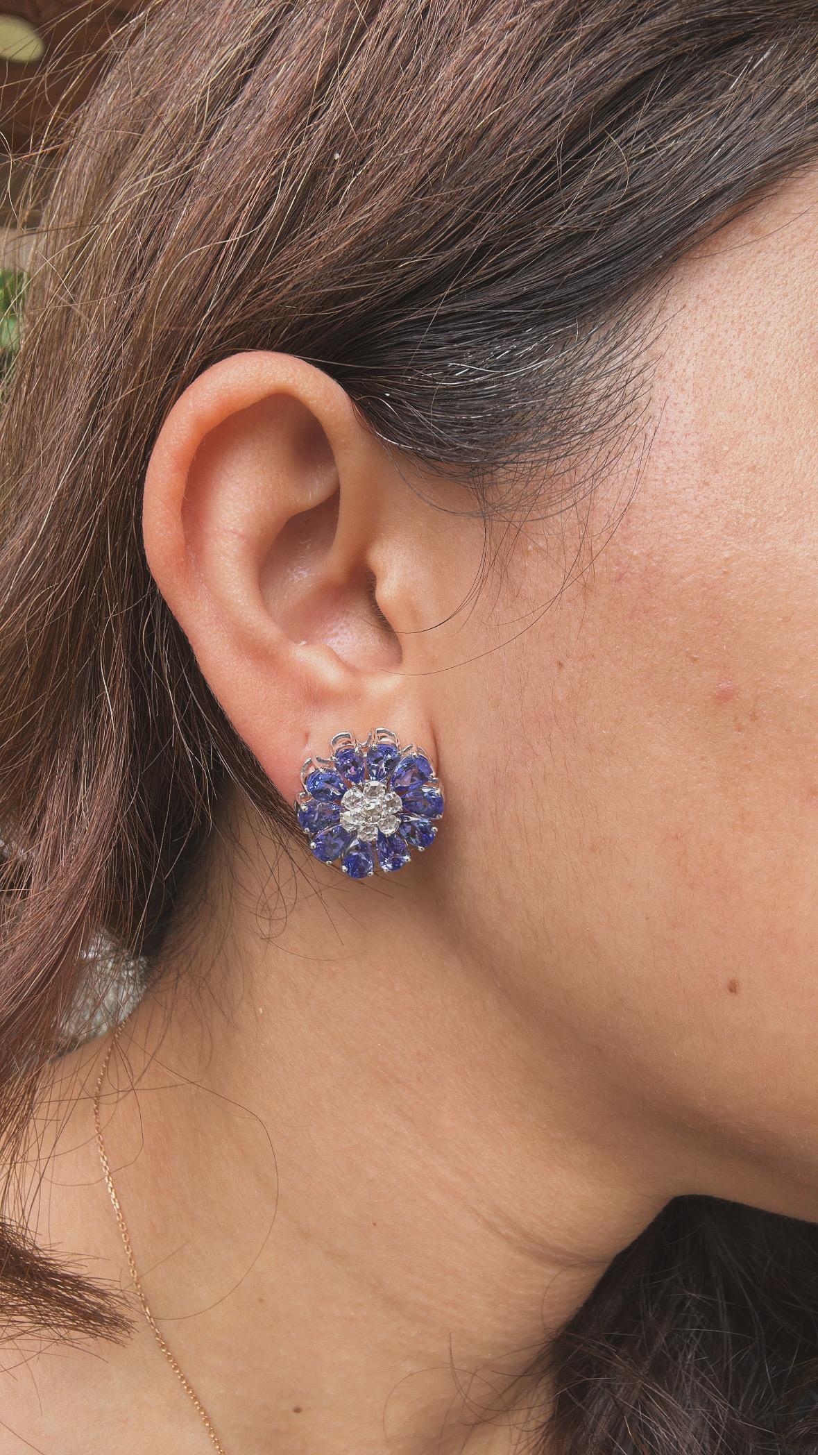 Boucles d'oreilles en or blanc 18 carats, 9,50 carats, Tanzanites et diamants taillés en rose en vente 1