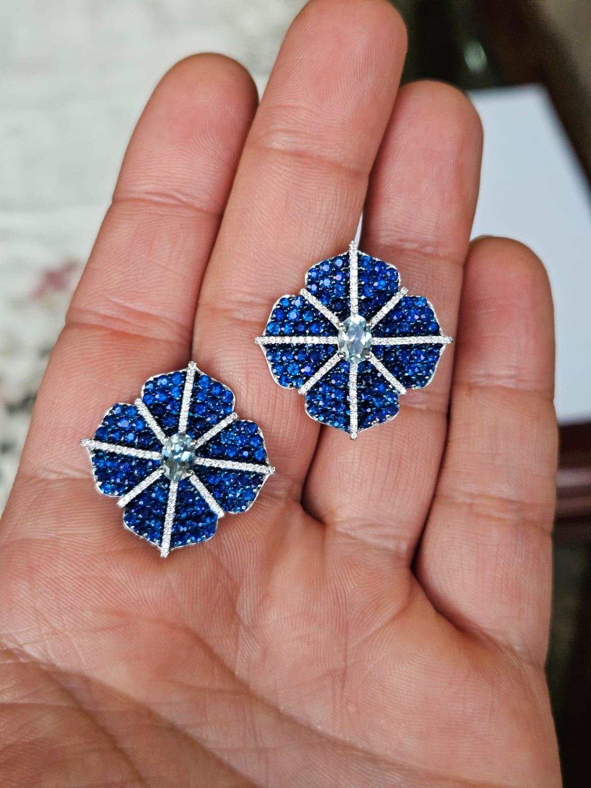 Un bellissimo orecchino a perno in stile moderno con acquamarina e zaffiri blu, incastonato in oro bianco 18 carati e diamanti naturali. Il peso delle acquemarine è di 0,90 carati. Il peso degli zaffiri blu è di 6,70 carati. Gli zaffiri blu sono di