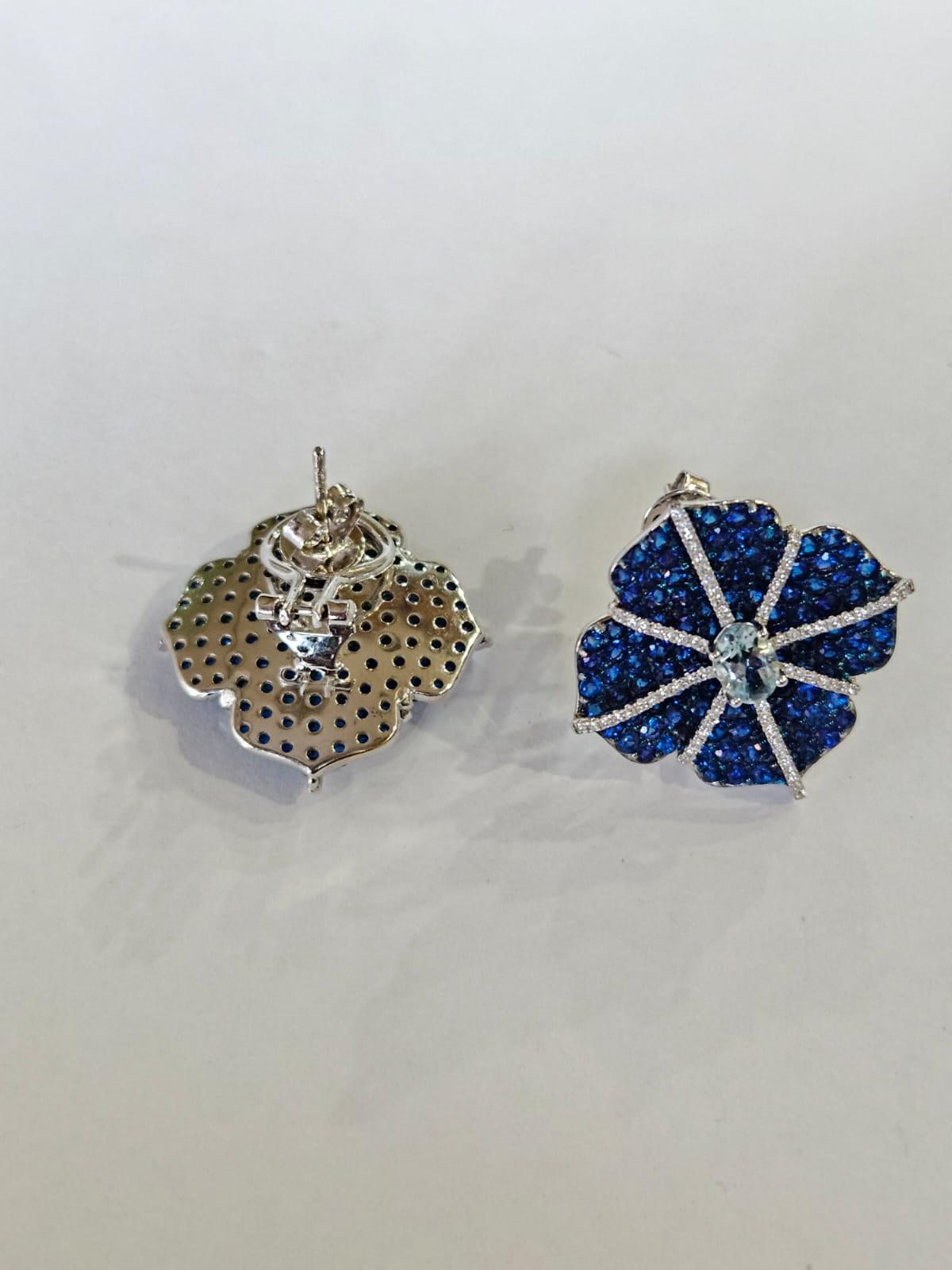 Moderno Orecchini con acquamarina, zaffiri blu e diamanti, incastonati in oro bianco 18K in vendita