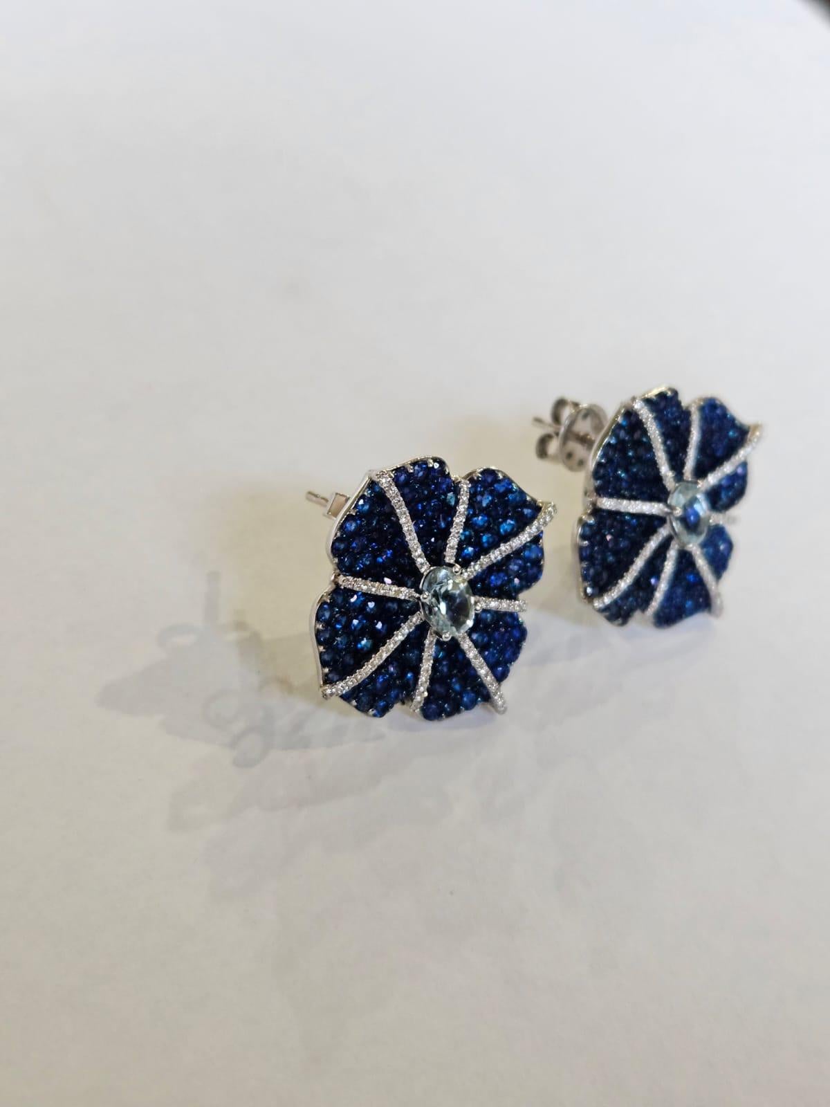 Taglio rotondo Orecchini con acquamarina, zaffiri blu e diamanti, incastonati in oro bianco 18K in vendita