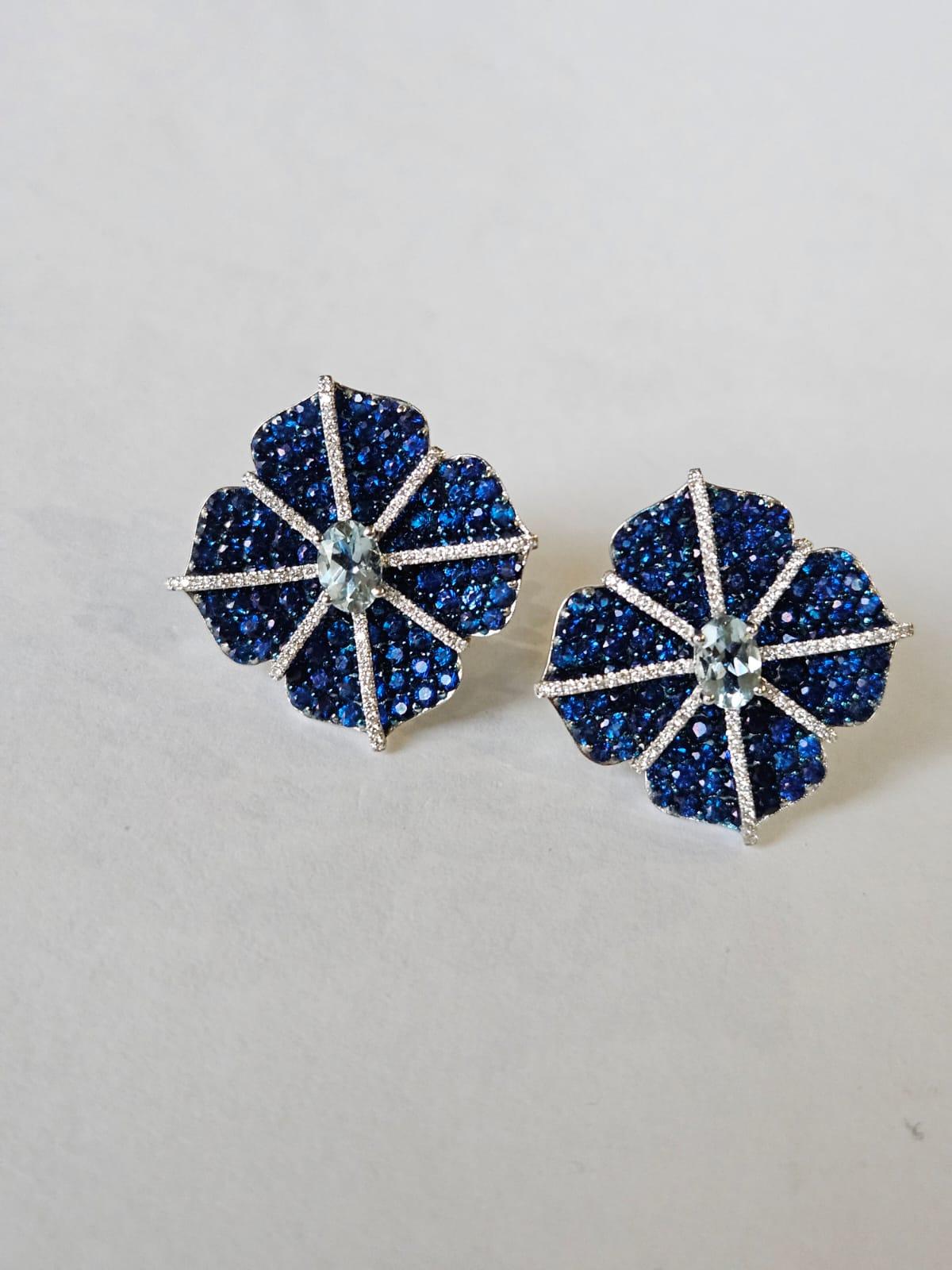 Orecchini con acquamarina, zaffiri blu e diamanti, incastonati in oro bianco 18K In condizioni Nuovo in vendita a Hong Kong, HK