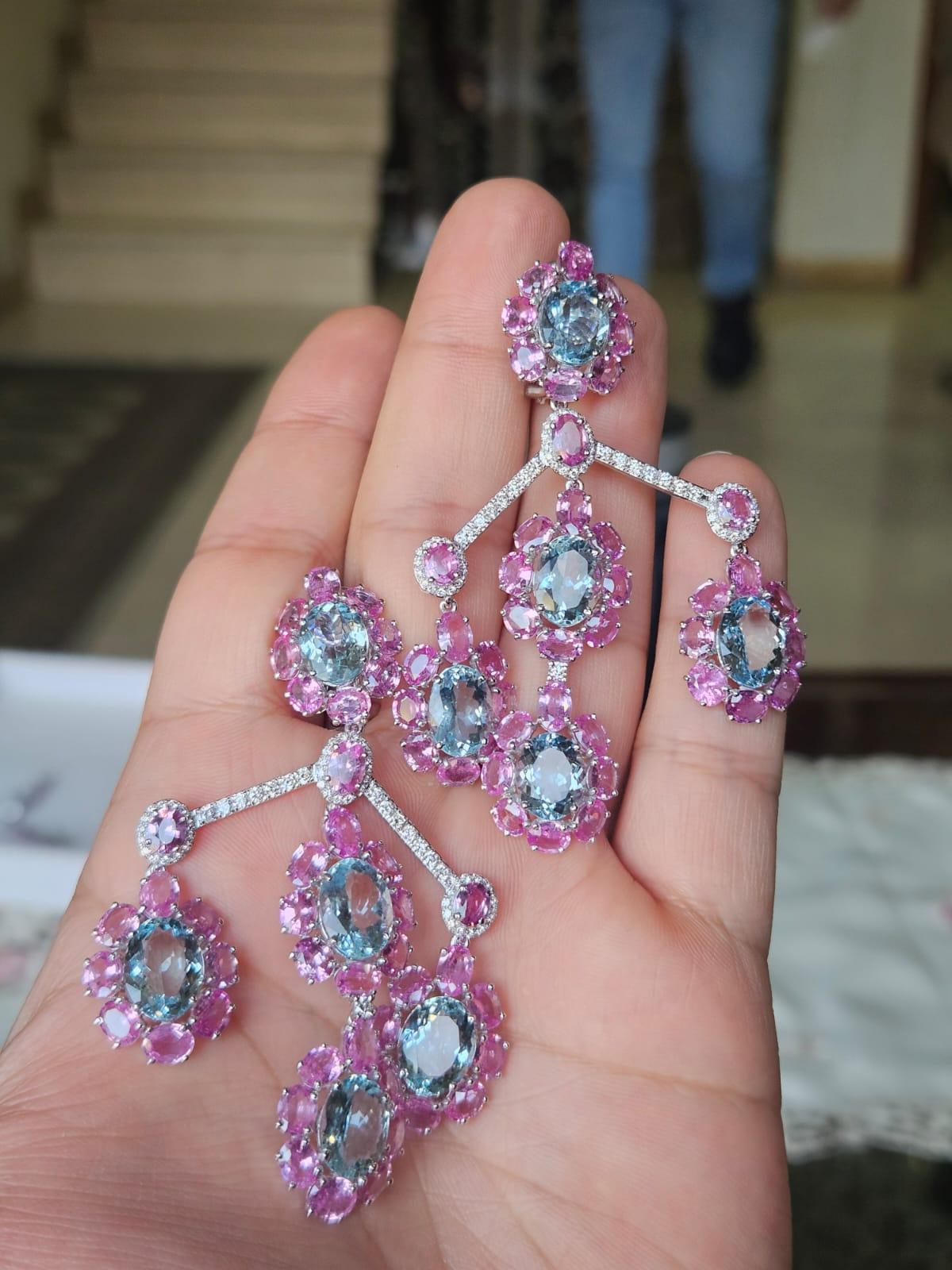 Boucles d'oreilles chandelier aigue-marine et saphir rose en or blanc 18 carats et diamants naturels de style moderne. Le poids des aigues-marines est de 22.72 carats. Le poids des saphirs roses est de 33.24 carats. Les saphirs roses sont