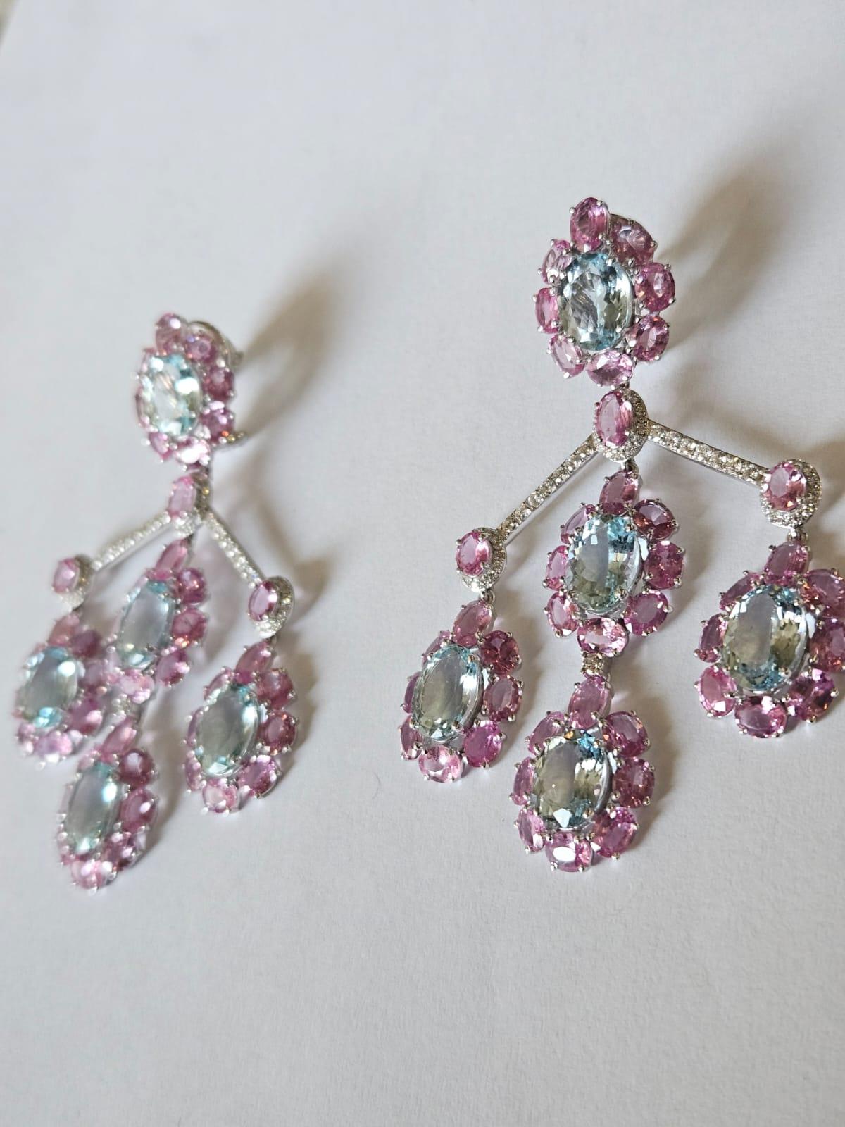 Taille ovale Boucles d'oreilles chandelier en or blanc 18 carats, aigue-marine, saphir rose et diamants en vente
