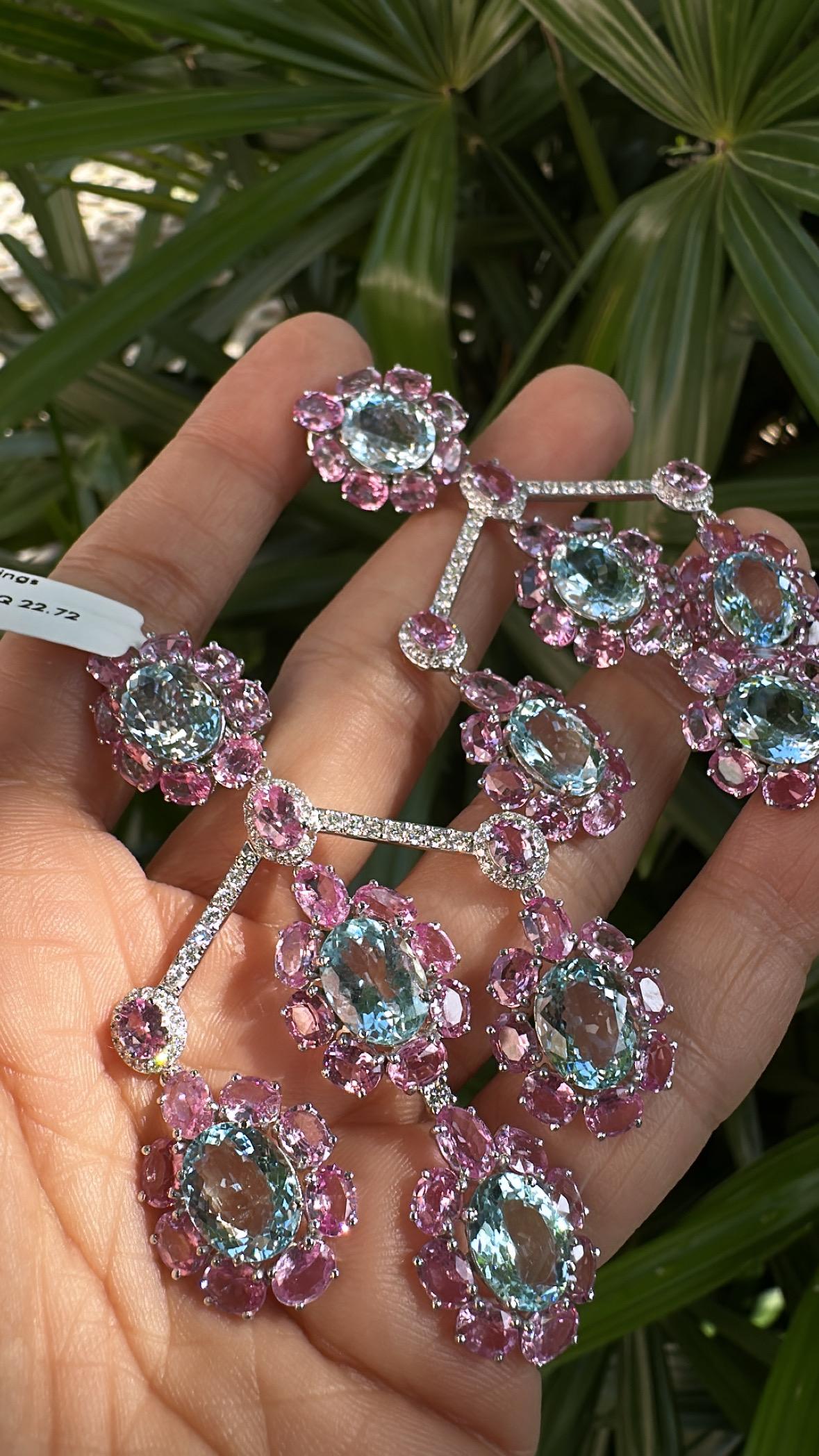 Boucles d'oreilles chandelier en or blanc 18 carats, aigue-marine, saphir rose et diamants en vente 1