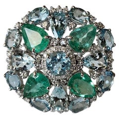 Anello da cocktail con acquamarine, smeraldi colombiani e diamanti, incastonati in oro bianco 18 carati