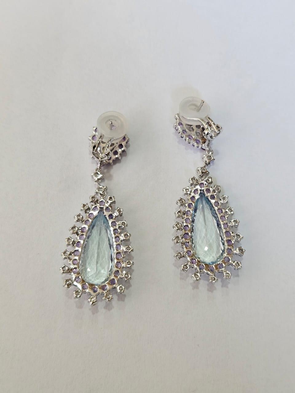 Moderno Orecchini pendenti in oro bianco 18 carati, acquamarine, zaffiri viola e diamanti in vendita