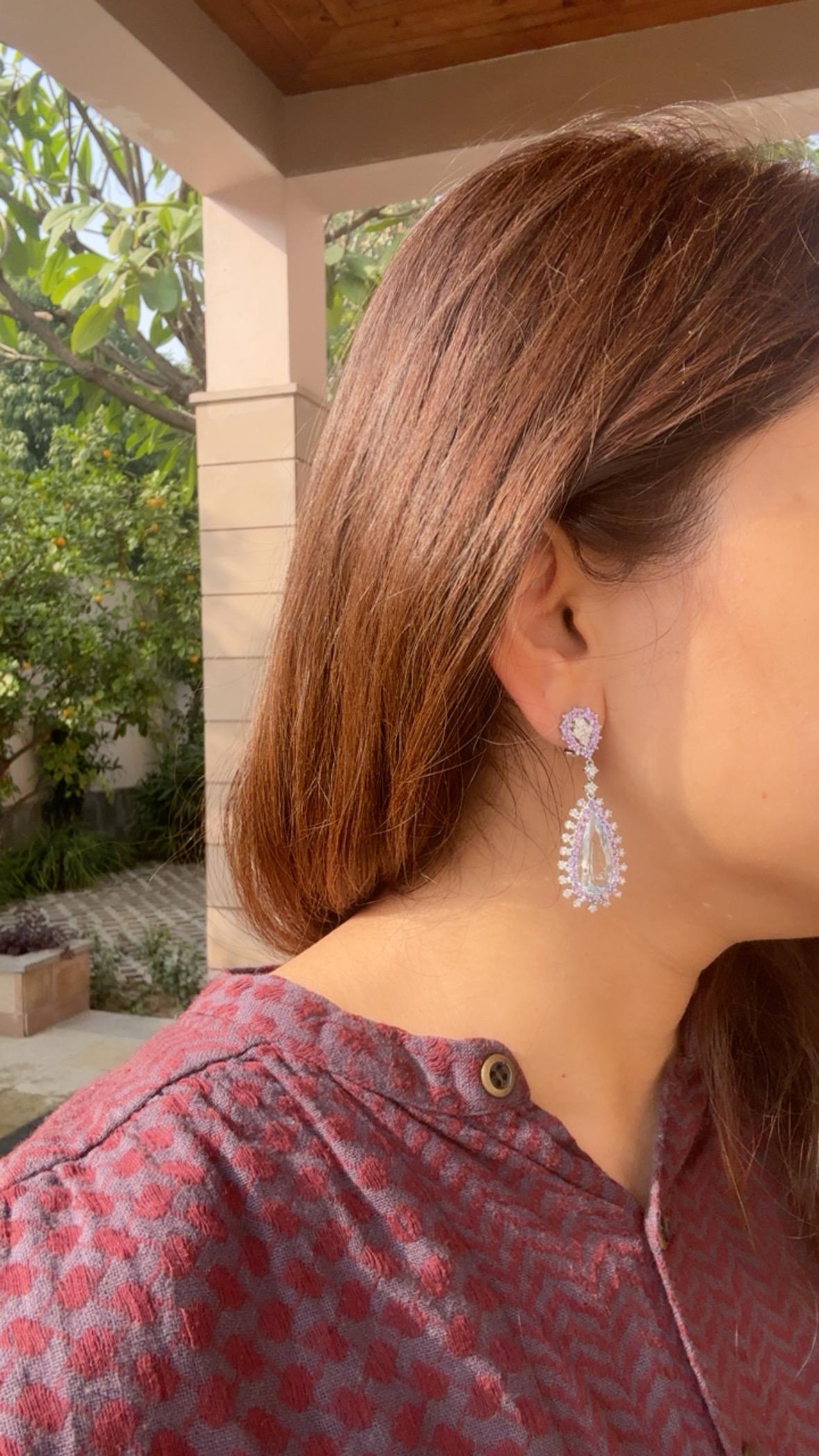 Orecchini pendenti in oro bianco 18 carati, acquamarine, zaffiri viola e diamanti in vendita 3