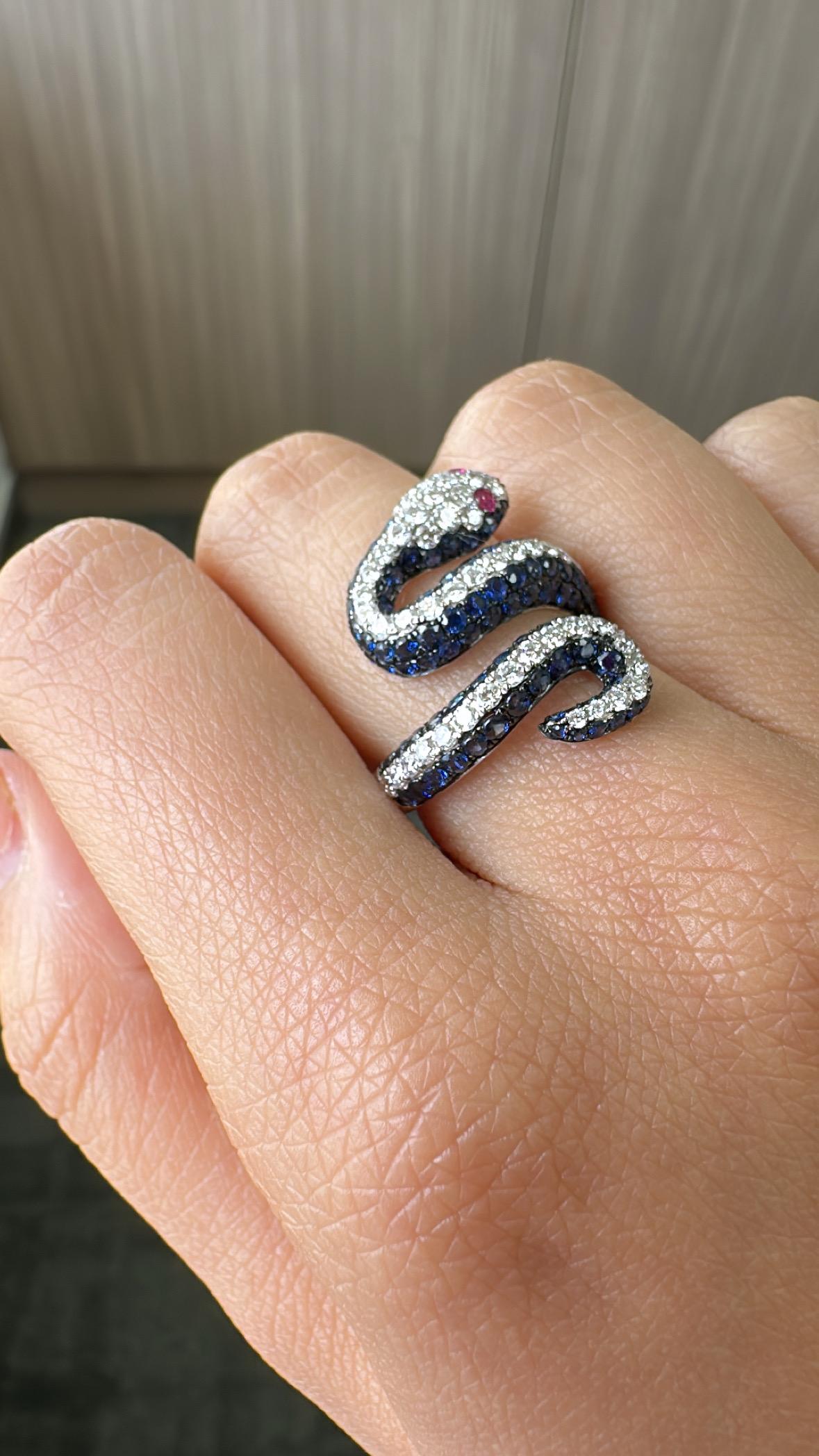 Schlangen-Cocktailring mit blauen Saphiren, Rubinen und Diamanten, gefasst in 18 Karat Weißgold im Angebot 5