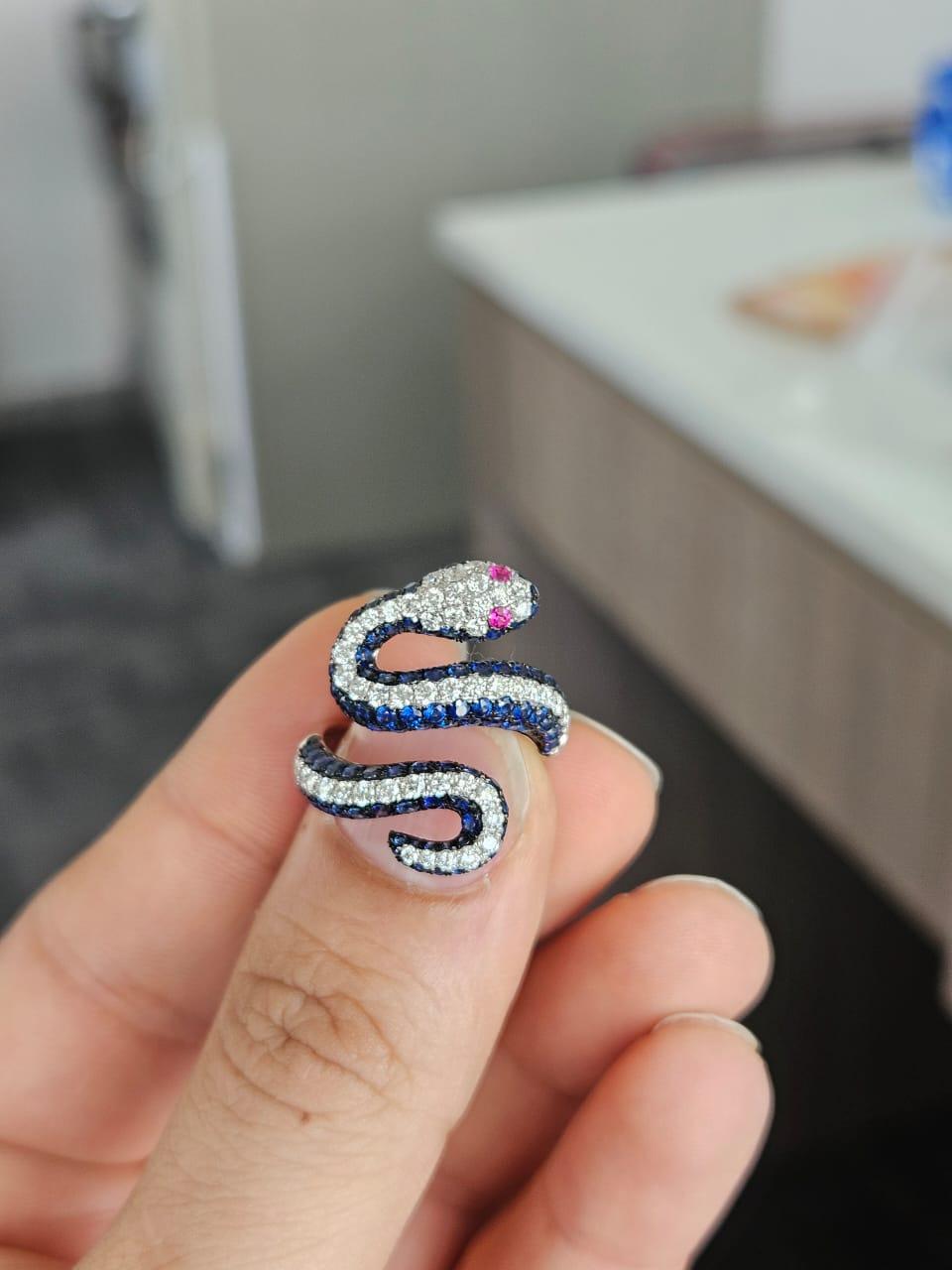 Schlangen-Cocktailring mit blauen Saphiren, Rubinen und Diamanten, gefasst in 18 Karat Weißgold (Moderne) im Angebot