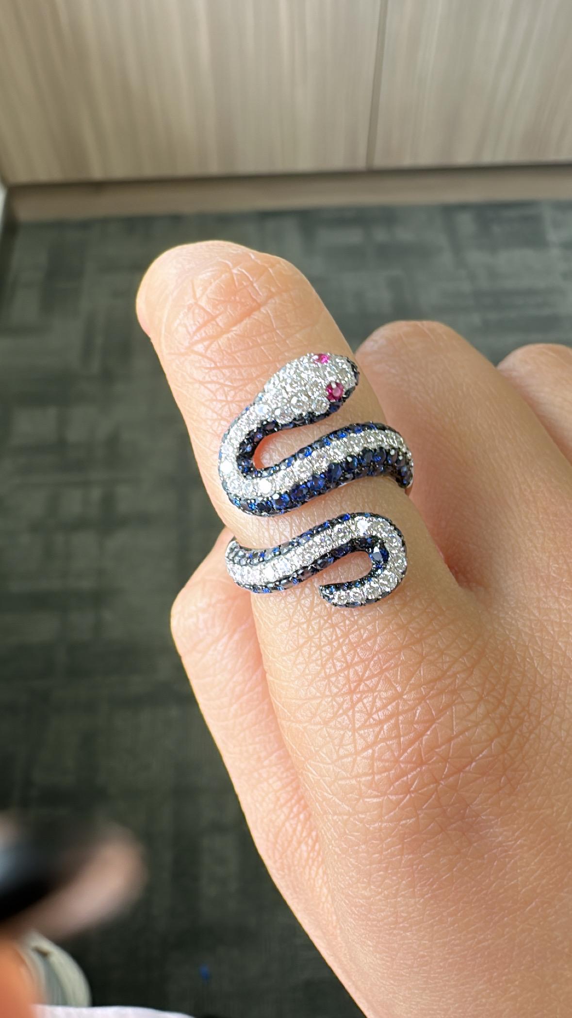 Schlangen-Cocktailring mit blauen Saphiren, Rubinen und Diamanten, gefasst in 18 Karat Weißgold im Angebot 2