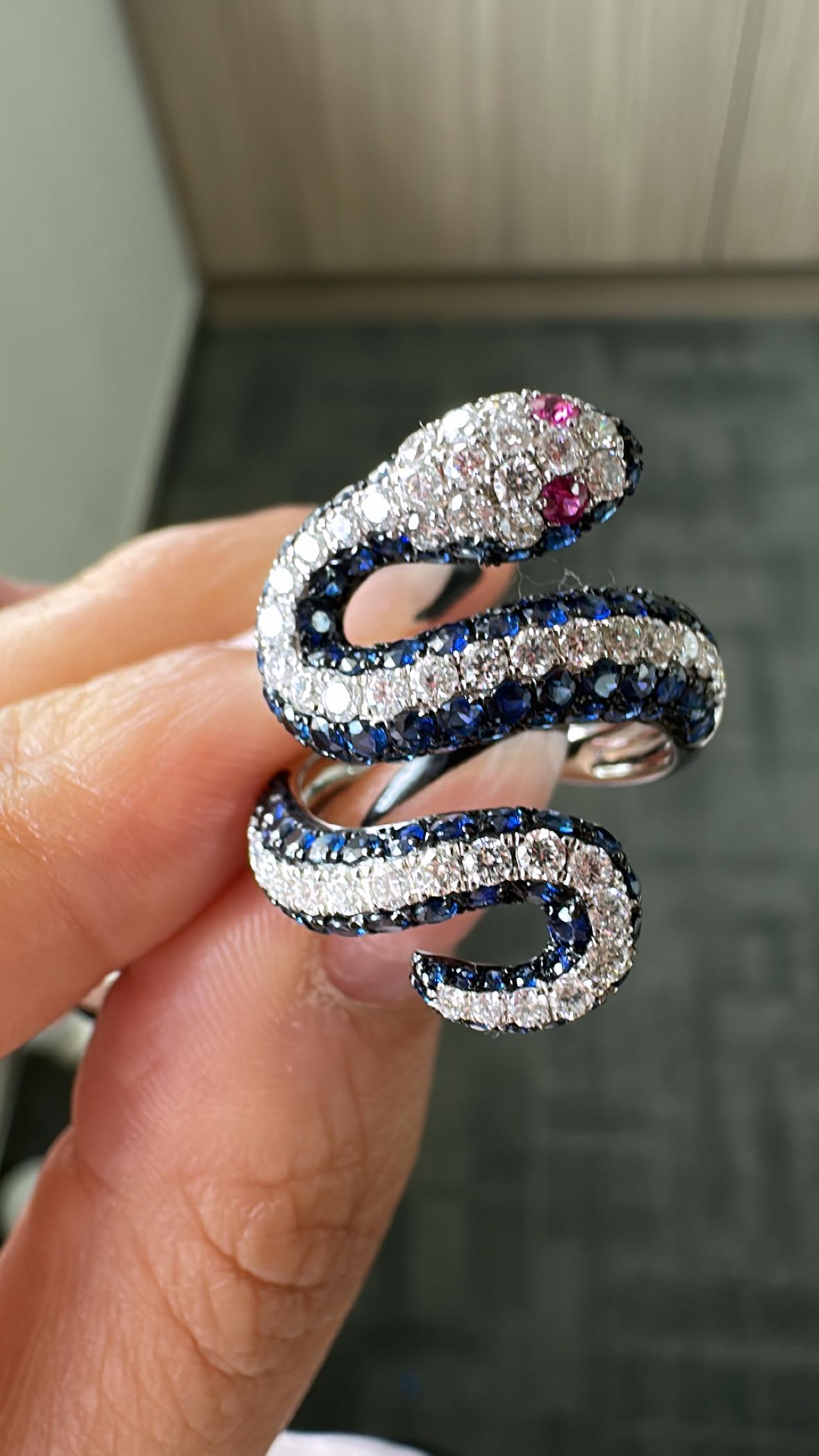 Schlangen-Cocktailring mit blauen Saphiren, Rubinen und Diamanten, gefasst in 18 Karat Weißgold im Angebot 3