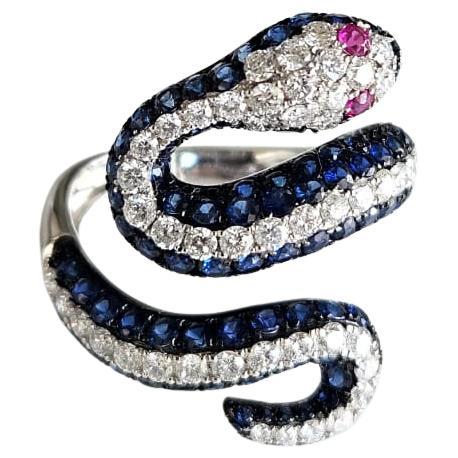 Bague cocktail serpent en or blanc 18 carats, saphirs bleus, rubis et diamants