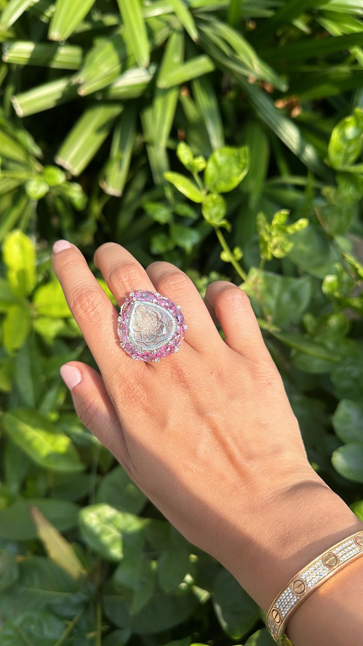 Anillo de Cóctel de Oro blanco de 18 quilates, Aguamarina tallada, Zafiros rosas y Diamantes en venta 1