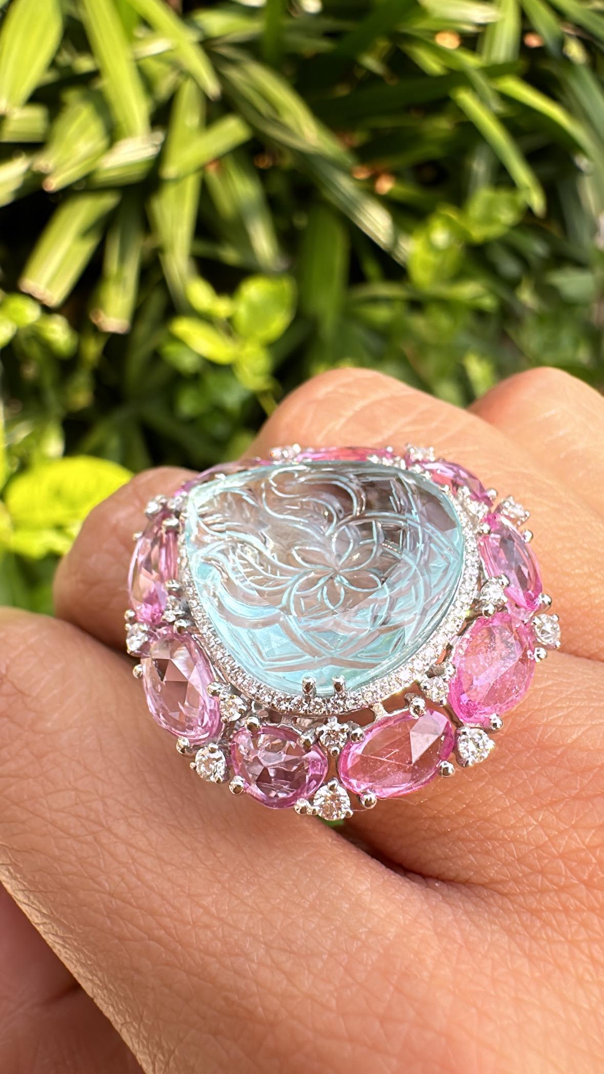 Anillo de Cóctel de Oro blanco de 18 quilates, Aguamarina tallada, Zafiros rosas y Diamantes en venta 3