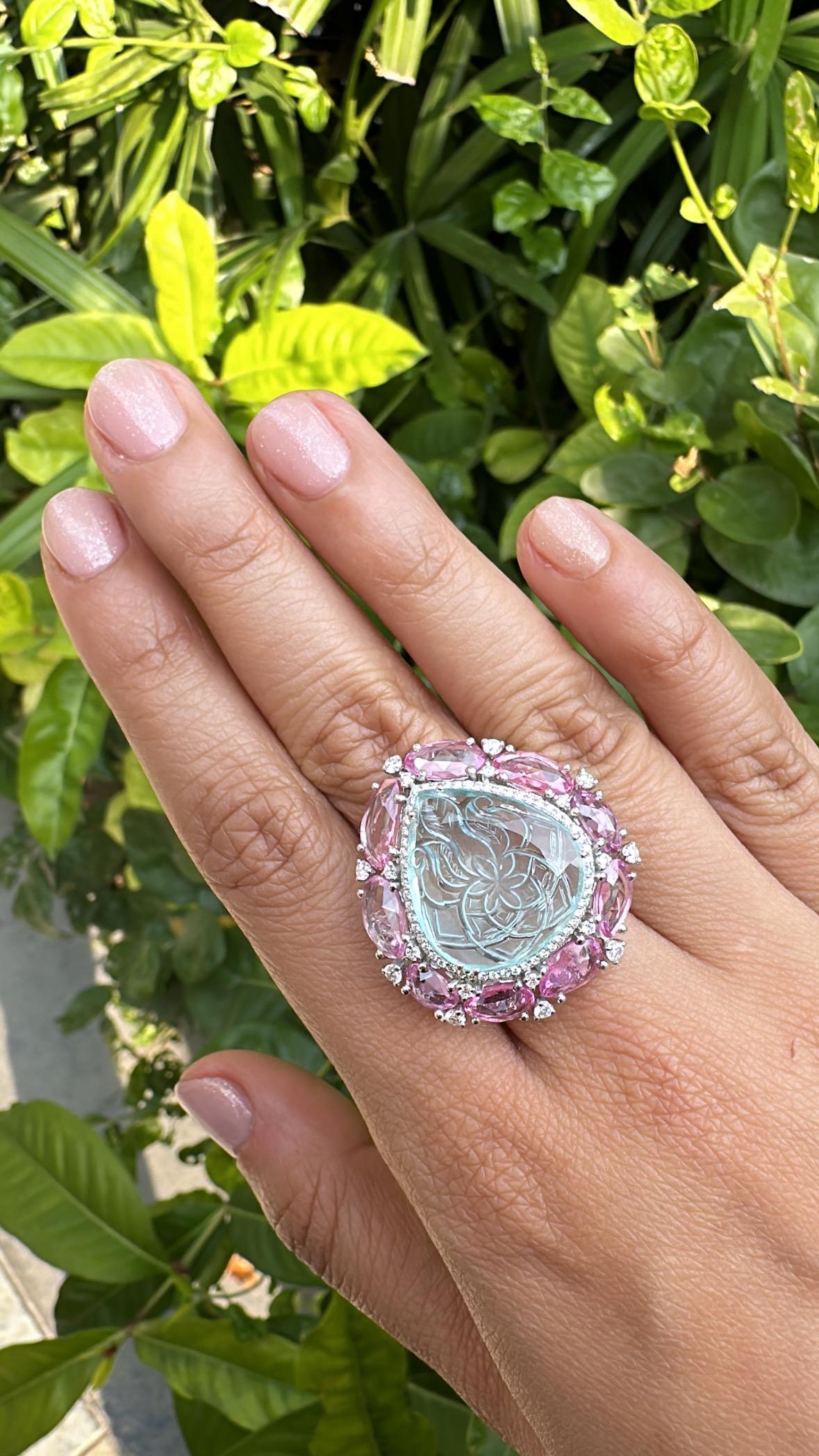 Anillo de Cóctel de Oro blanco de 18 quilates, Aguamarina tallada, Zafiros rosas y Diamantes en venta 4