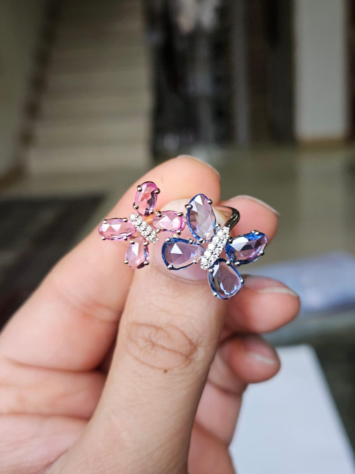 Une très belle bague de fiançailles en or blanc 18 carats avec saphirs bleus et roses et diamants naturels, de style moderne. Le poids des saphirs bleus est de 3.27 carats. Le poids des saphirs roses est de 1.28 carats. Les saphirs bleus et roses