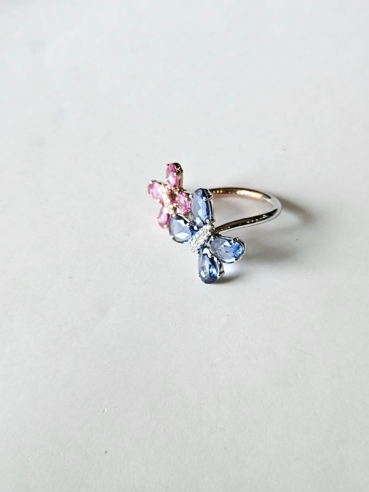 Taille rose Bague de fiançailles en or blanc 18 carats, saphirs bleus et roses de Ceylan et diamants en vente