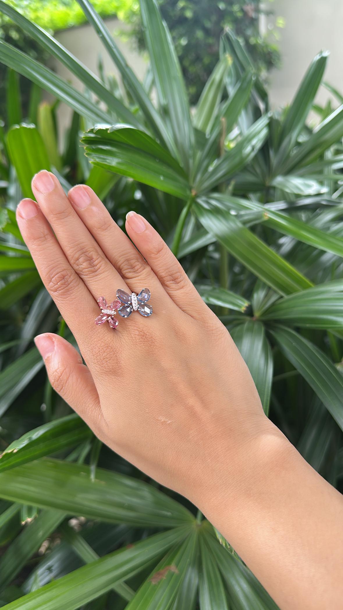 Bague de fiançailles en or blanc 18 carats, saphirs bleus et roses de Ceylan et diamants en vente 3