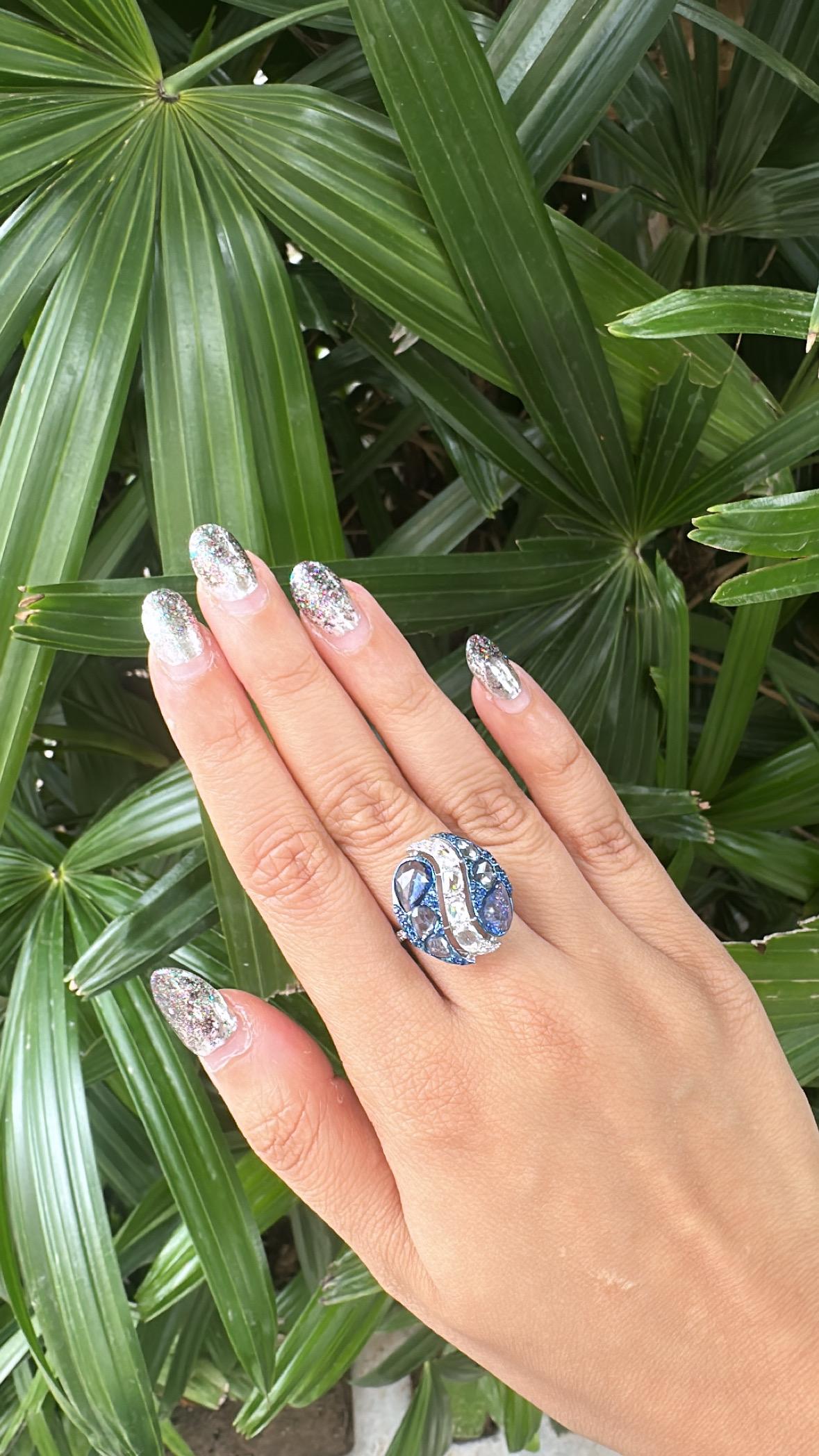 Anillo de cóctel engastado en oro blanco de 18 quilates, zafiros azules de Ceilán y diamantes talla rosa en venta 4