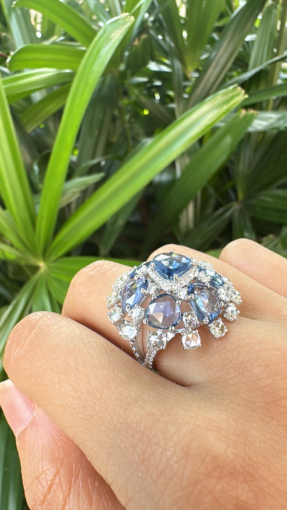 Cocktailring aus 18 Karat Weißgold, blaue Ceylon-Saphire und Diamanten im Rosenschliff im Angebot 5