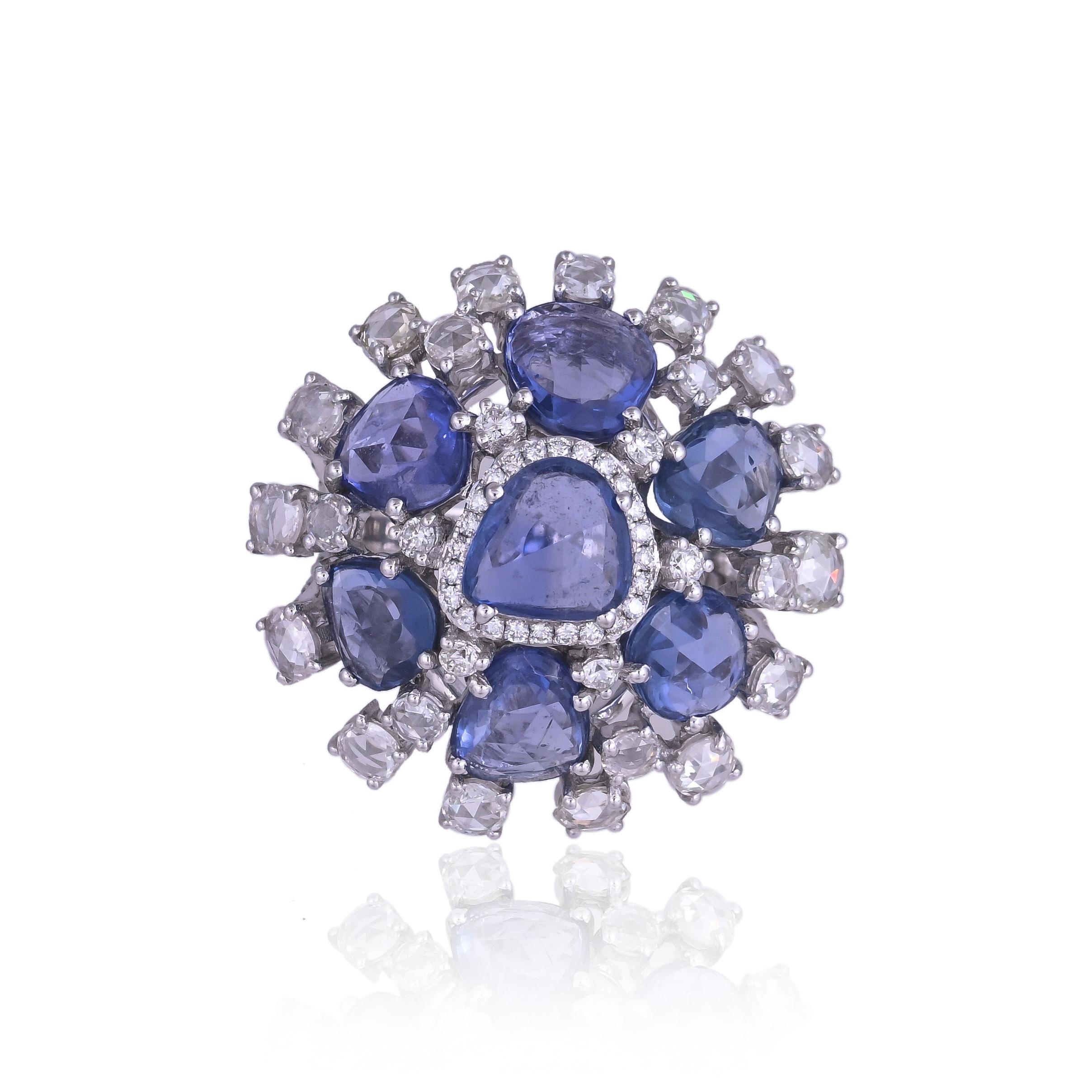 Eine sehr schöne und schöne, modernen Stil, blaue Saphire Cocktail-Ring in 18K Weißgold & natürliche Diamanten gesetzt. Das Gewicht der blauen Saphire beträgt 8.17 Karat. Die Blue SapphiRes stammen aus Ceylon (Sri Lanka). Das Gesamtgewicht der