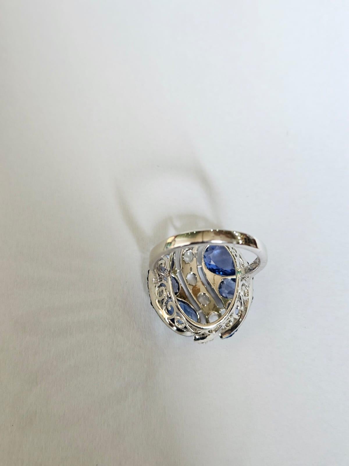 Anillo de cóctel engastado en oro blanco de 18 quilates, zafiros azules de Ceilán y diamantes talla rosa Moderno en venta