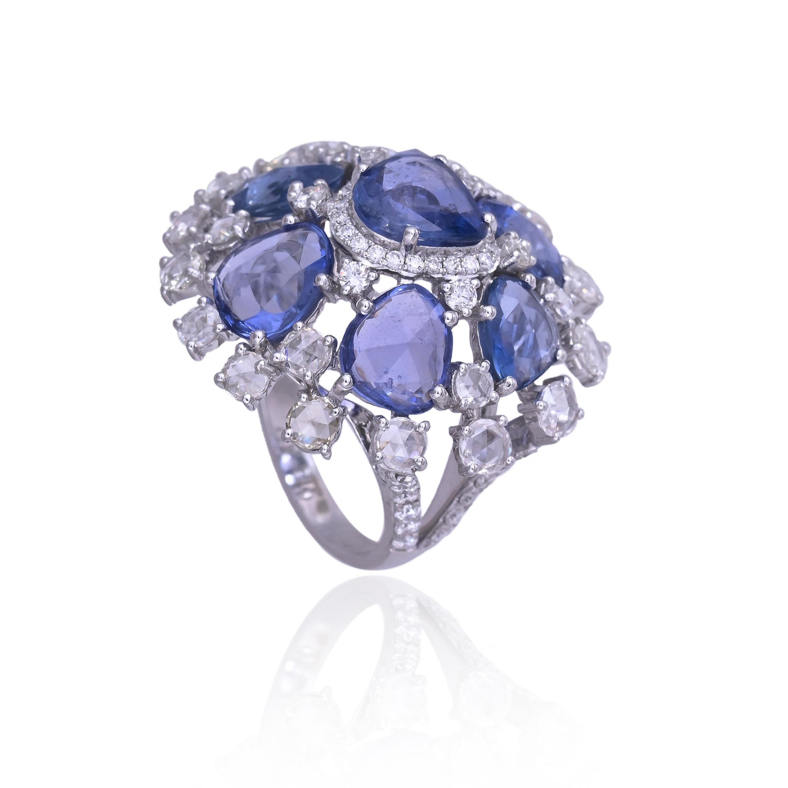 Cocktailring aus 18 Karat Weißgold, blaue Ceylon-Saphire und Diamanten im Rosenschliff (Moderne) im Angebot