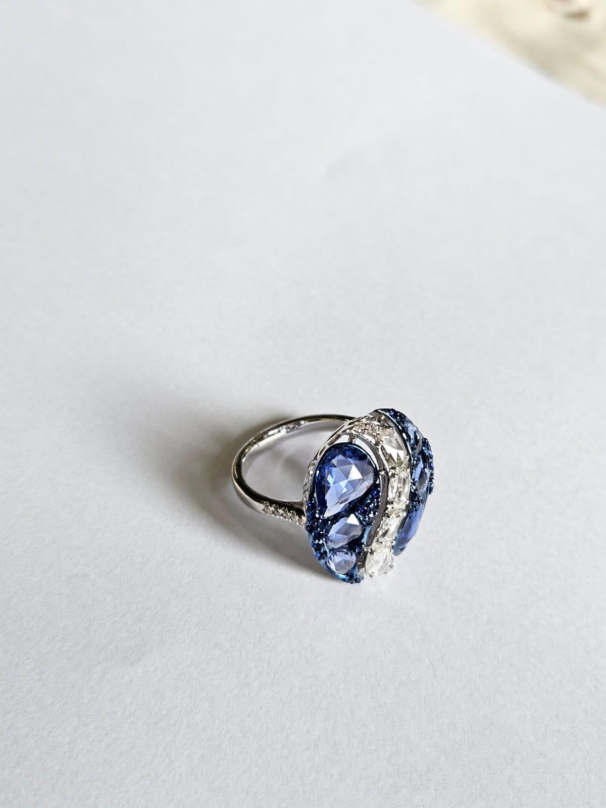 Anillo de cóctel engastado en oro blanco de 18 quilates, zafiros azules de Ceilán y diamantes talla rosa Corte rosa en venta
