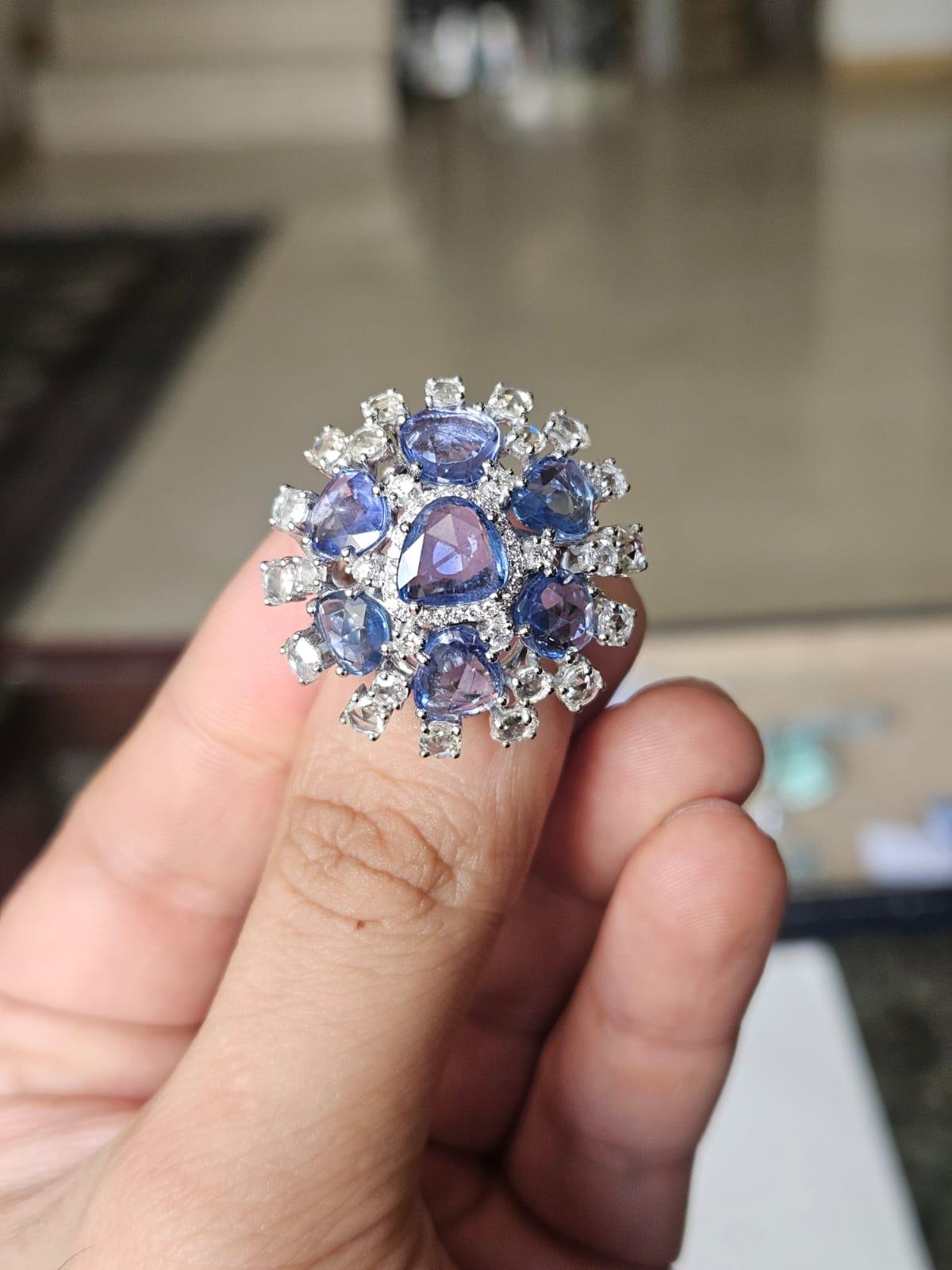 Cocktailring aus 18 Karat Weißgold, blaue Ceylon-Saphire und Diamanten im Rosenschliff im Zustand „Neu“ im Angebot in Hong Kong, HK