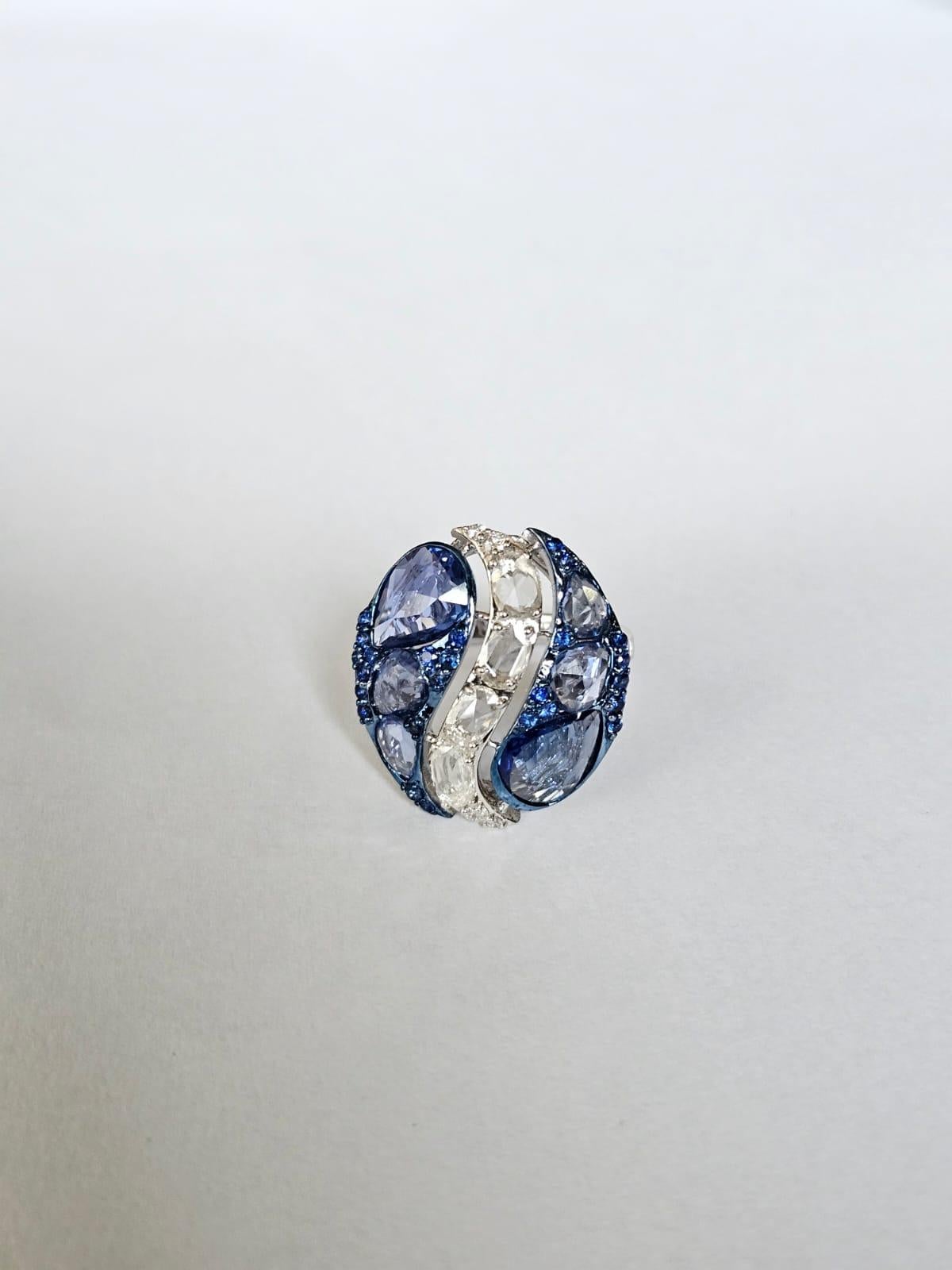 Anillo de cóctel engastado en oro blanco de 18 quilates, zafiros azules de Ceilán y diamantes talla rosa en Nuevo estado para la venta en Hong Kong, HK