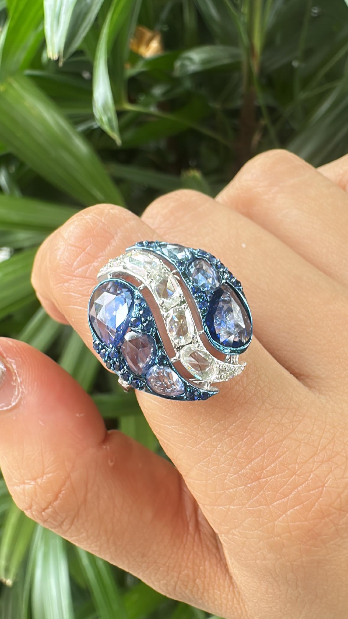 Anillo de cóctel engastado en oro blanco de 18 quilates, zafiros azules de Ceilán y diamantes talla rosa en venta 1