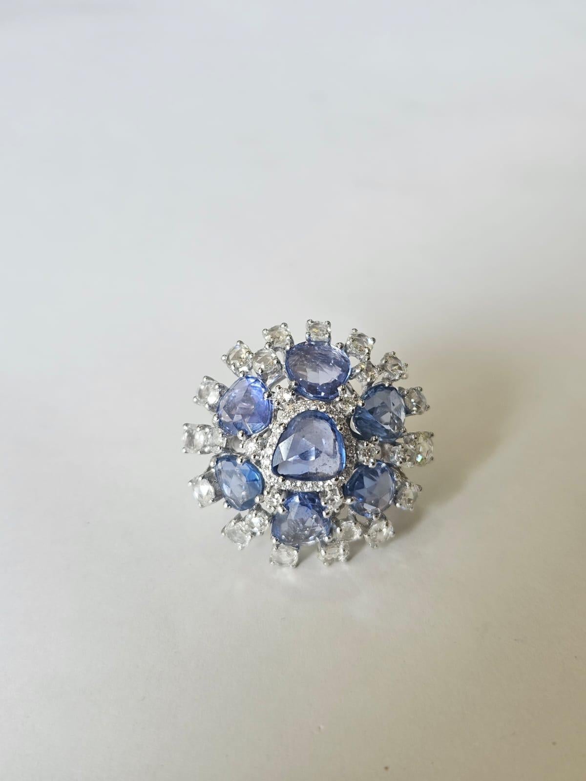 Cocktailring aus 18 Karat Weißgold, blaue Ceylon-Saphire und Diamanten im Rosenschliff im Angebot 2