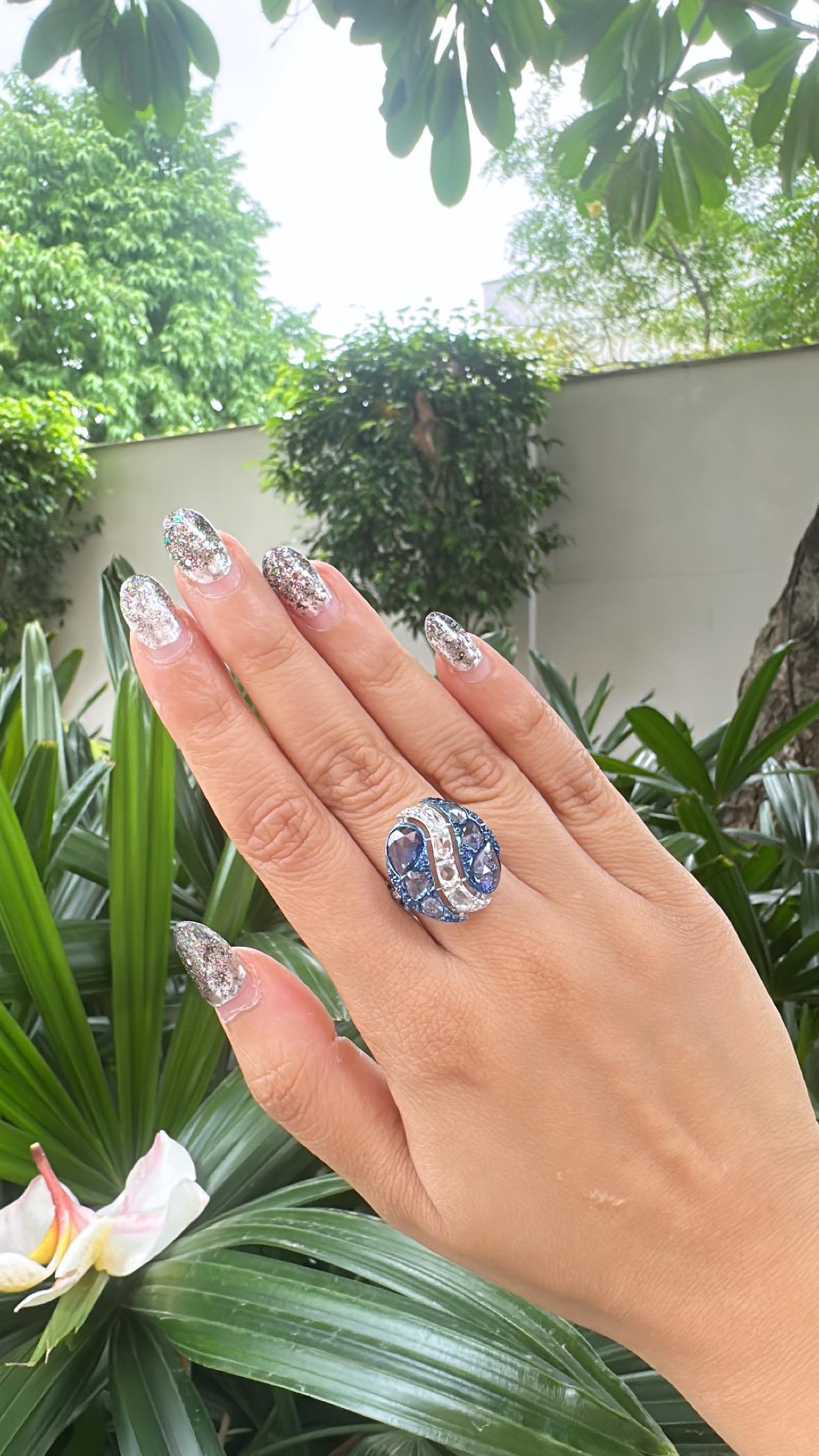 Anillo de cóctel engastado en oro blanco de 18 quilates, zafiros azules de Ceilán y diamantes talla rosa en venta 2