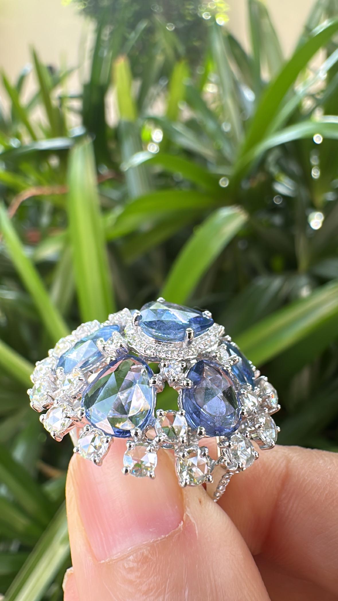 Cocktailring aus 18 Karat Weißgold, blaue Ceylon-Saphire und Diamanten im Rosenschliff im Angebot 3