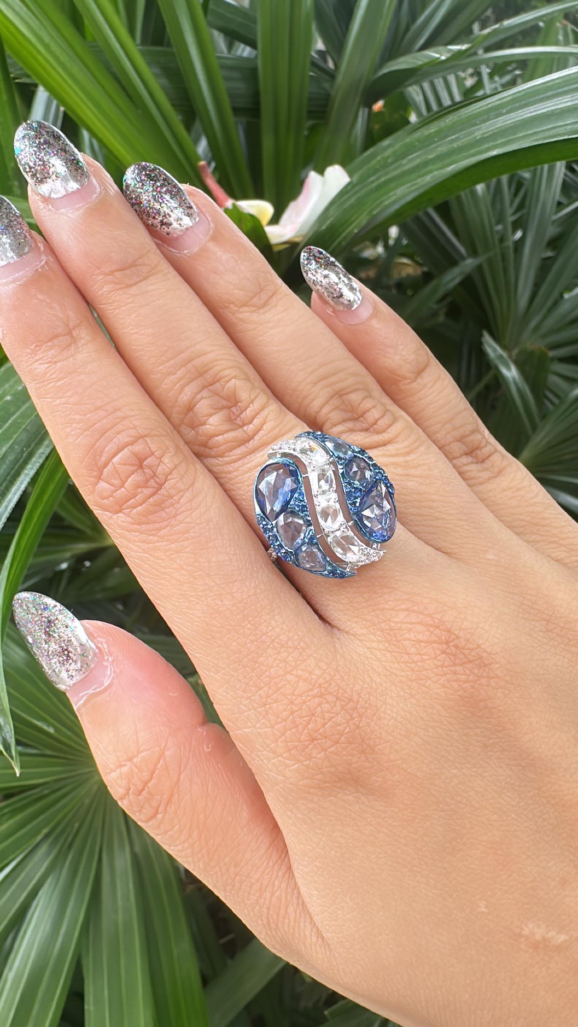 Anillo de cóctel engastado en oro blanco de 18 quilates, zafiros azules de Ceilán y diamantes talla rosa en venta 3