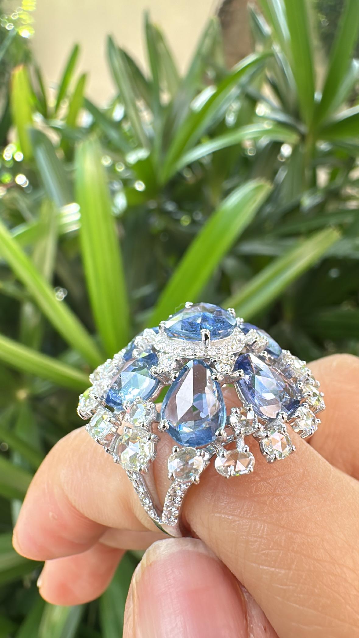 Cocktailring aus 18 Karat Weißgold, blaue Ceylon-Saphire und Diamanten im Rosenschliff im Angebot 4
