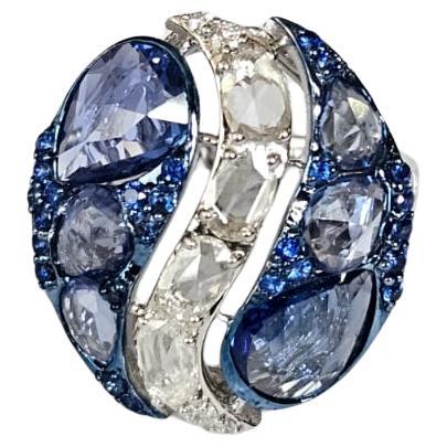 Anillo de cóctel engastado en oro blanco de 18 quilates, zafiros azules de Ceilán y diamantes talla rosa en venta