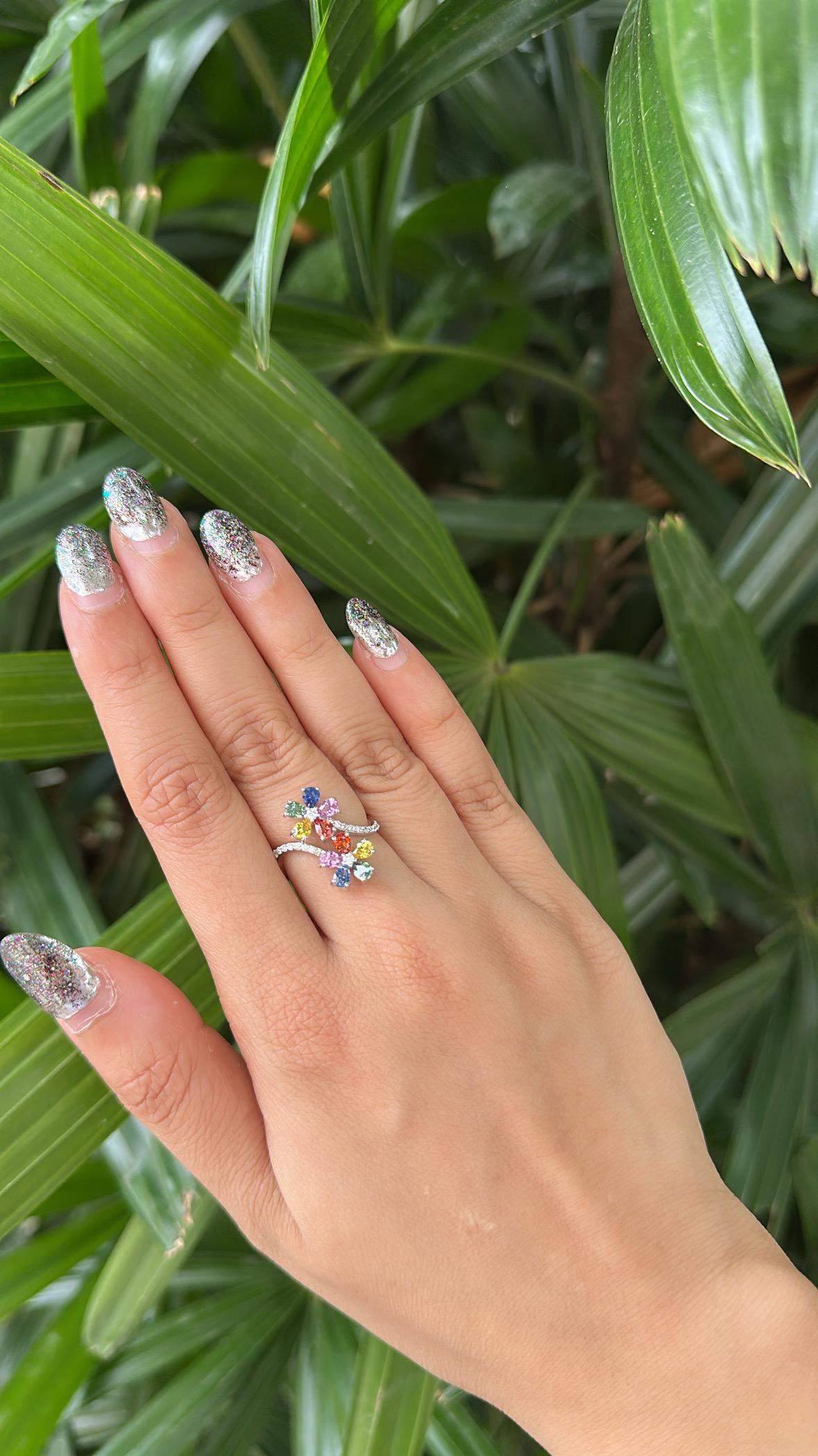 Anillo de compromiso de oro blanco de 18 quilates, zafiros múltiples de Ceilán y diamantes en venta 4