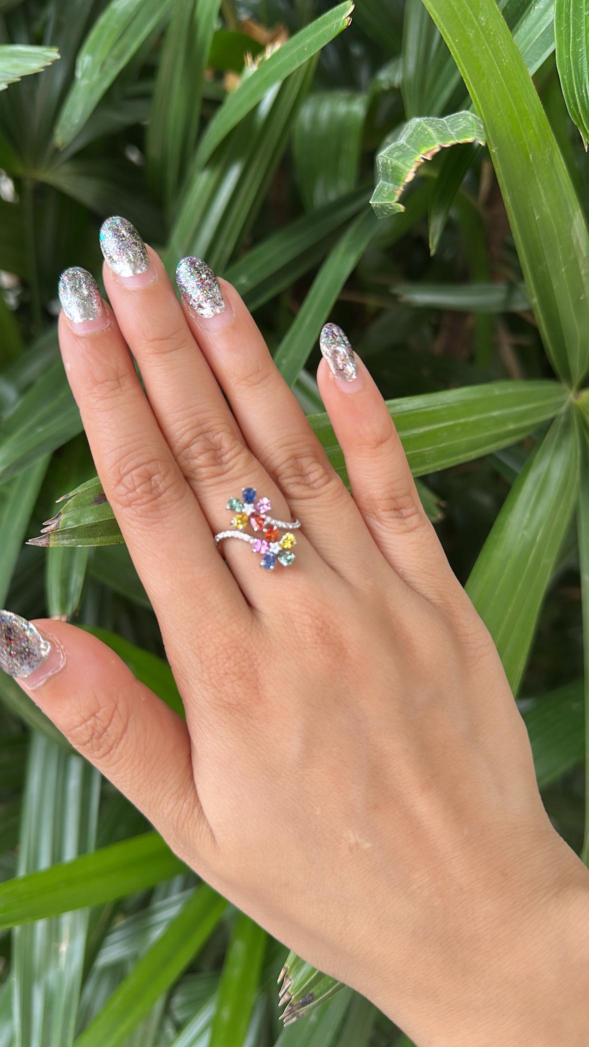 Anillo de compromiso de oro blanco de 18 quilates, zafiros múltiples de Ceilán y diamantes en venta 5