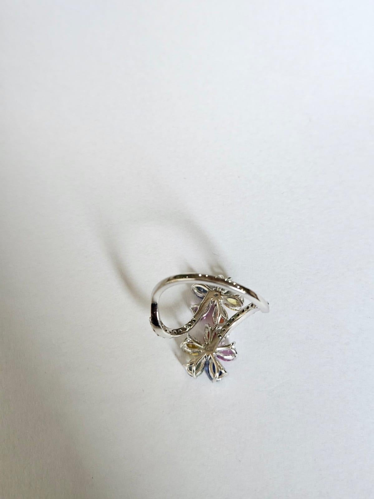 Anillo de compromiso de oro blanco de 18 quilates, zafiros múltiples de Ceilán y diamantes Moderno en venta