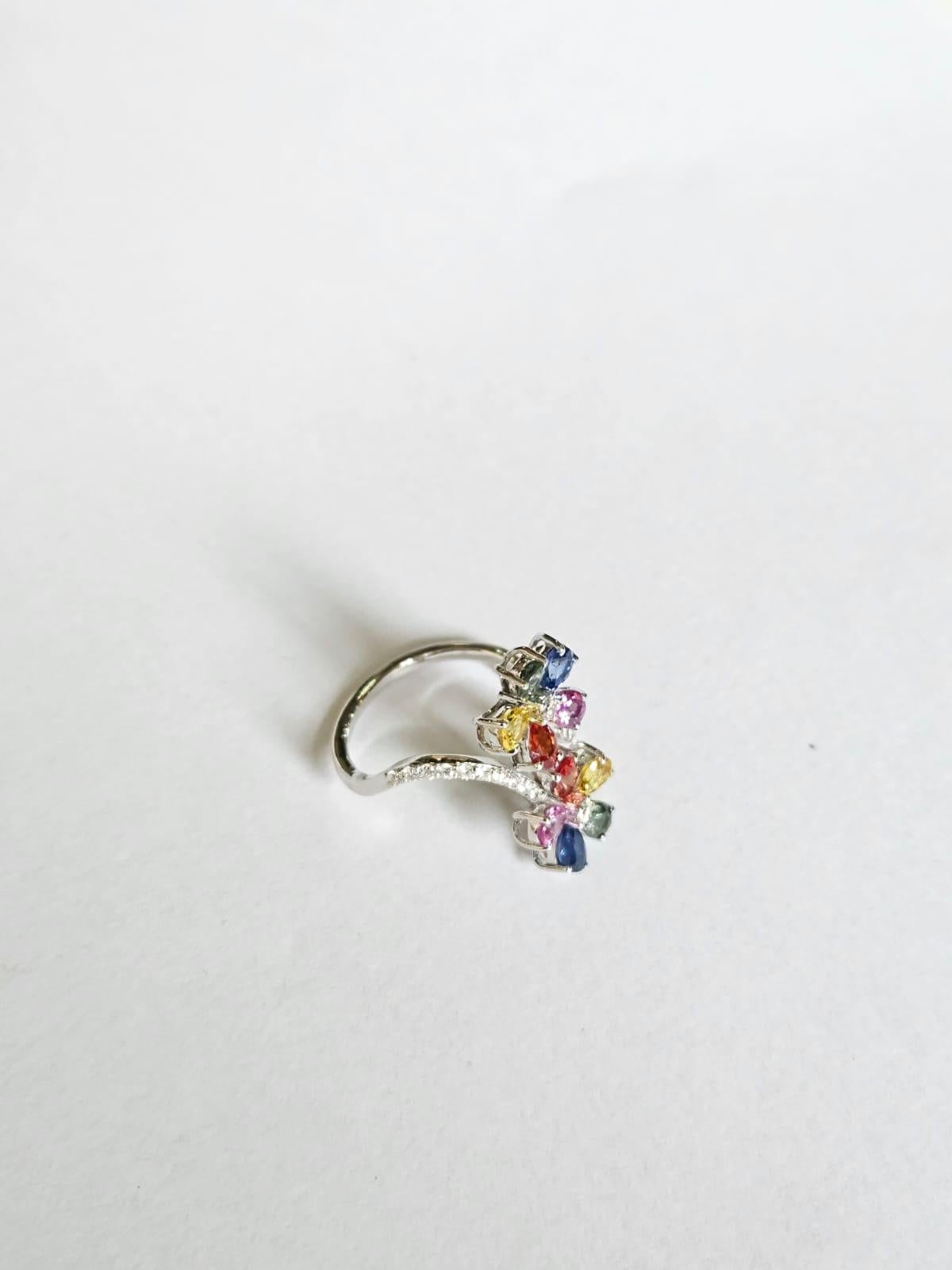 Anillo de compromiso de oro blanco de 18 quilates, zafiros múltiples de Ceilán y diamantes Corte pera en venta