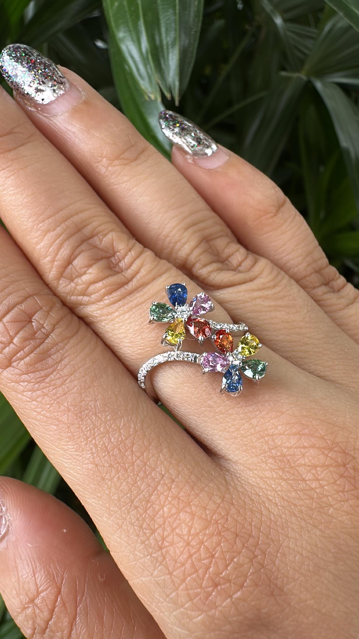 Anillo de compromiso de oro blanco de 18 quilates, zafiros múltiples de Ceilán y diamantes en venta 1